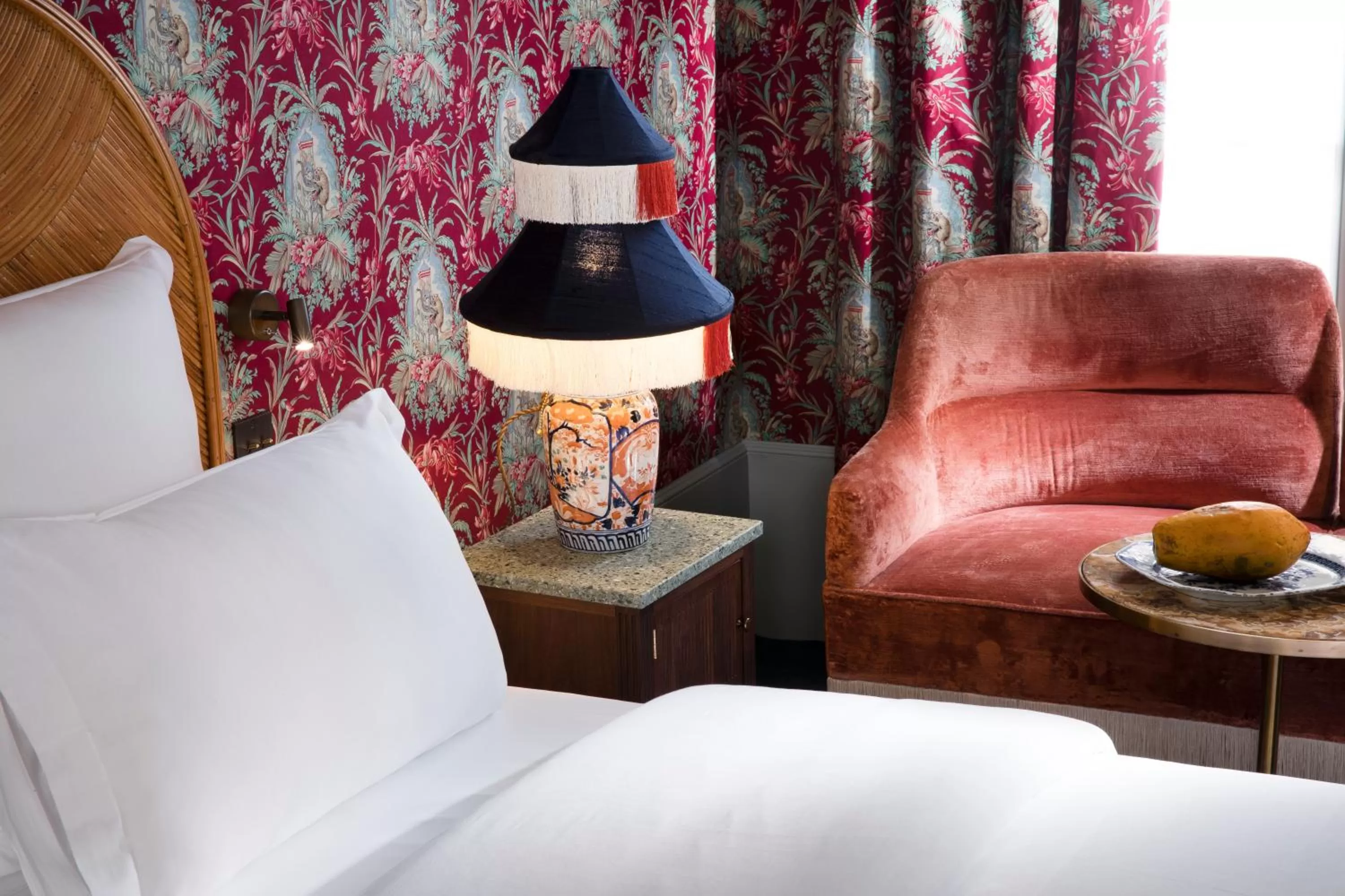 Seating area, Bed in Hôtel Monte Cristo