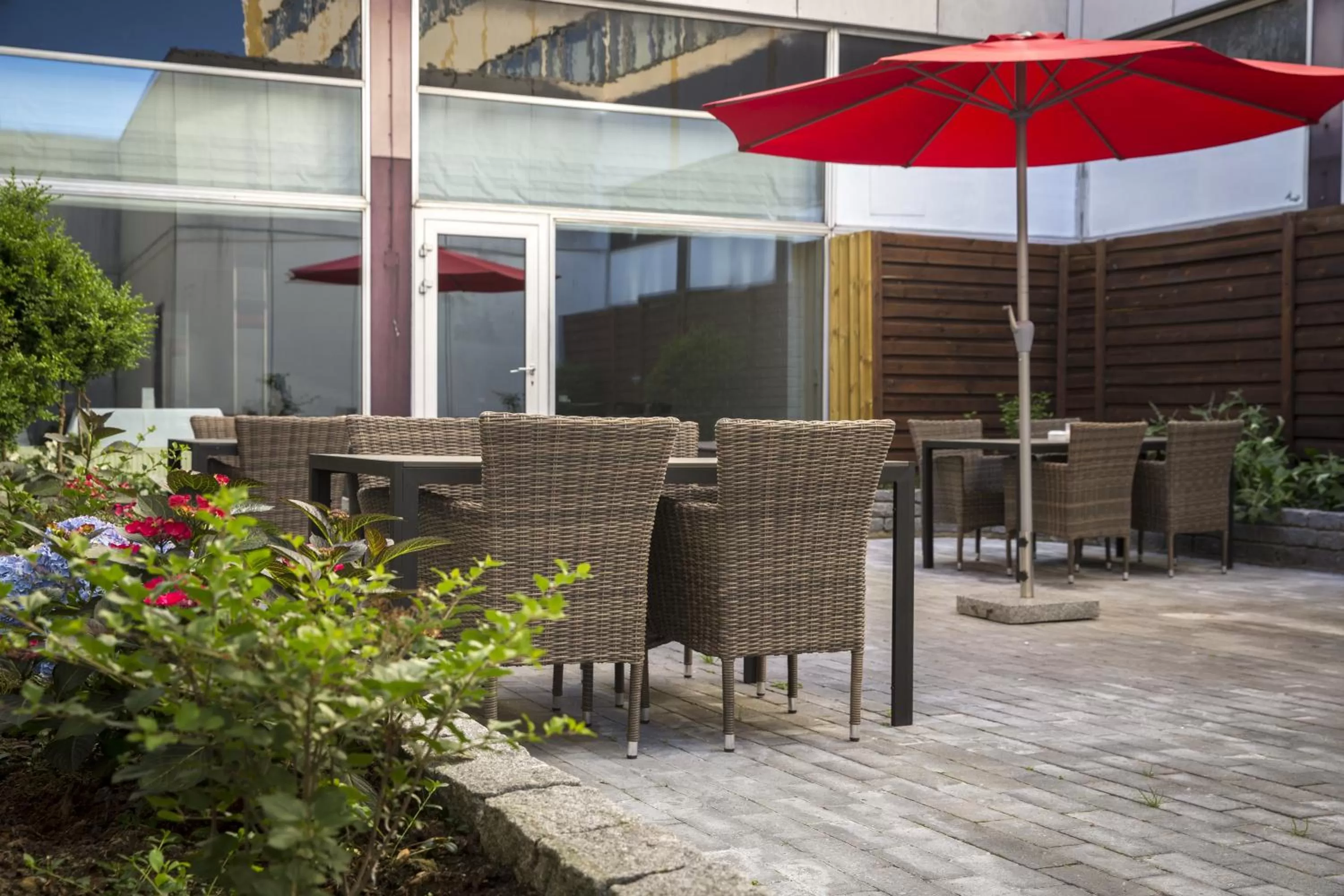 Patio in Best Western Plus Airport Hotel