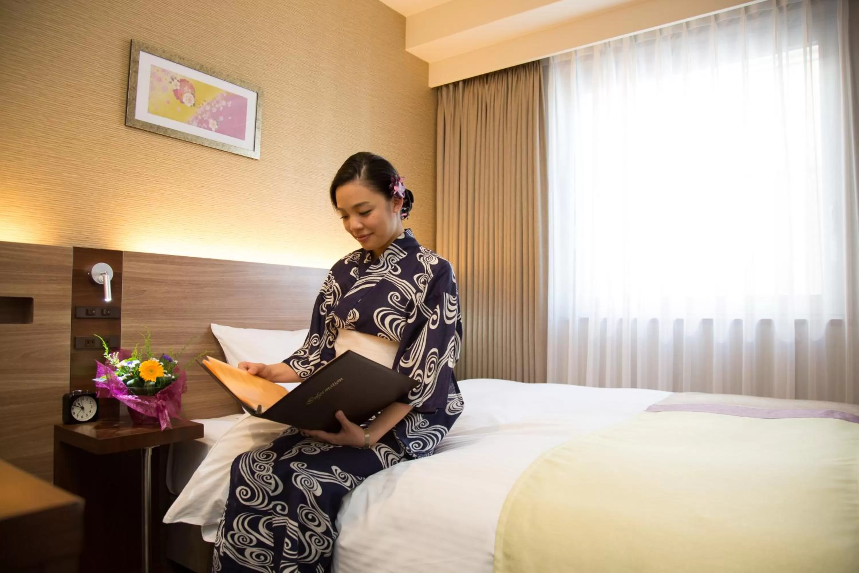 Quiet street view, Bed in Shinsaibashi Grand Hotel Osaka