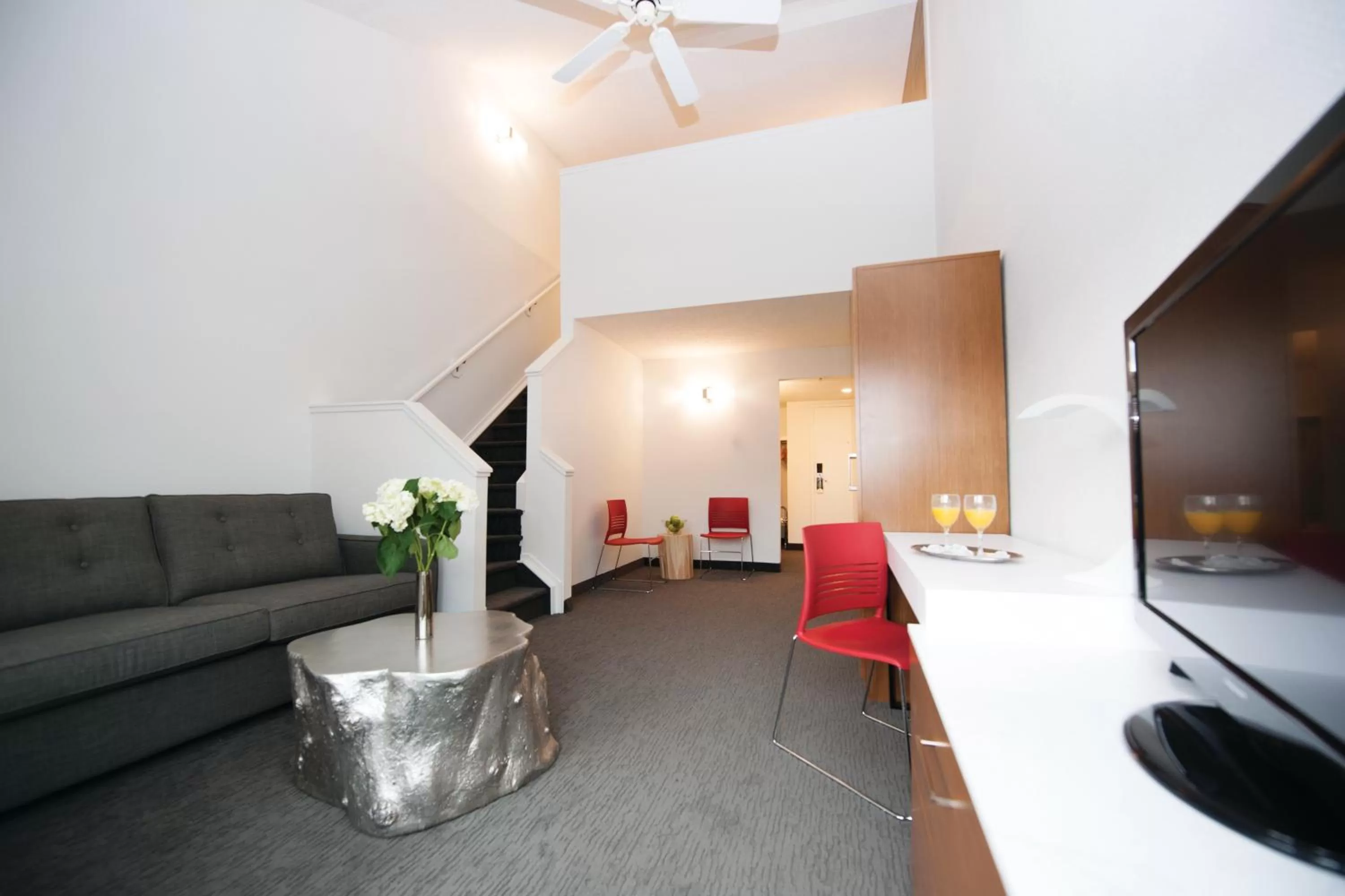 Living room in Elk + Avenue Hotel