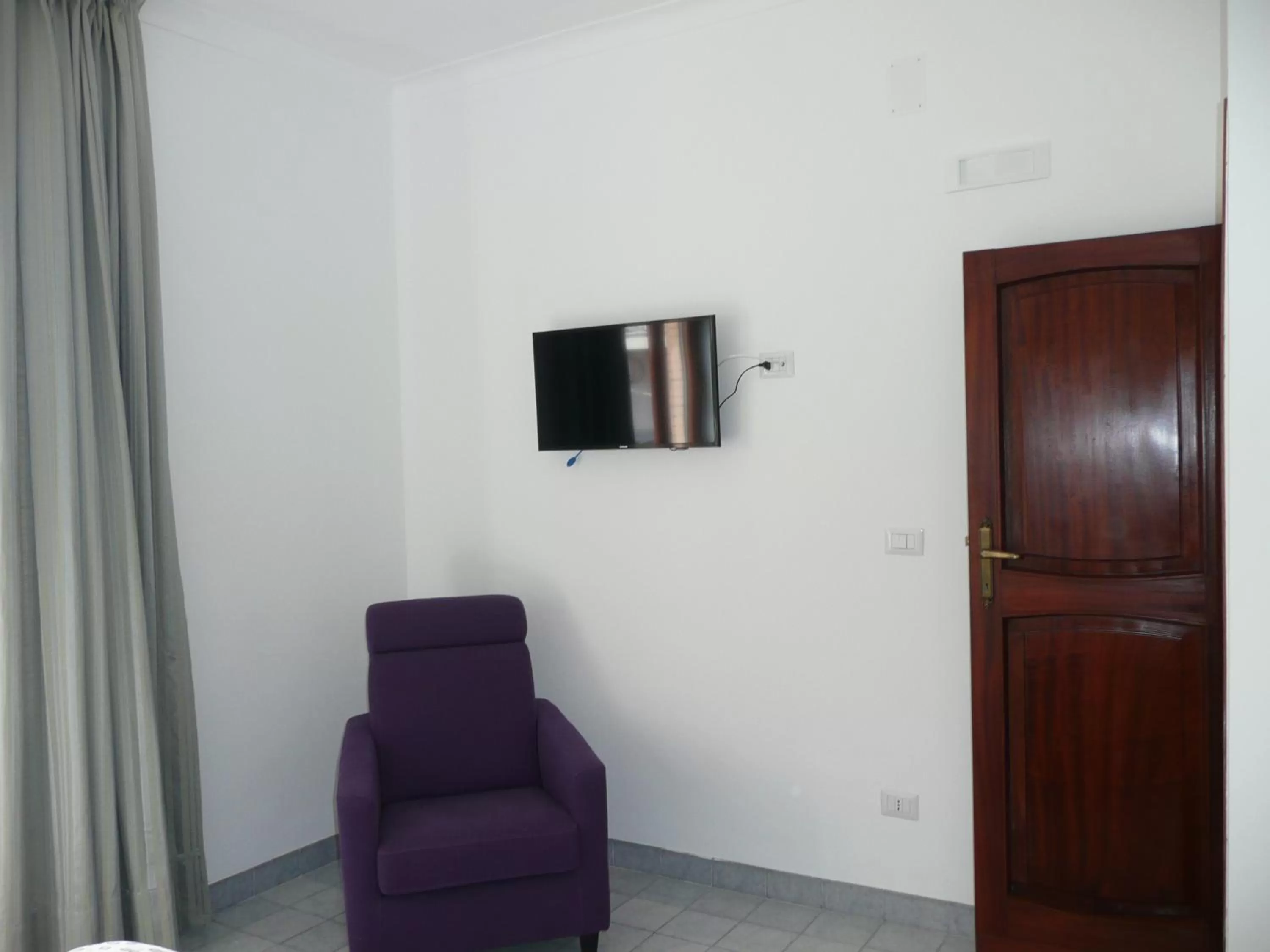 Photo of the whole room, TV/Entertainment Center in Garden House