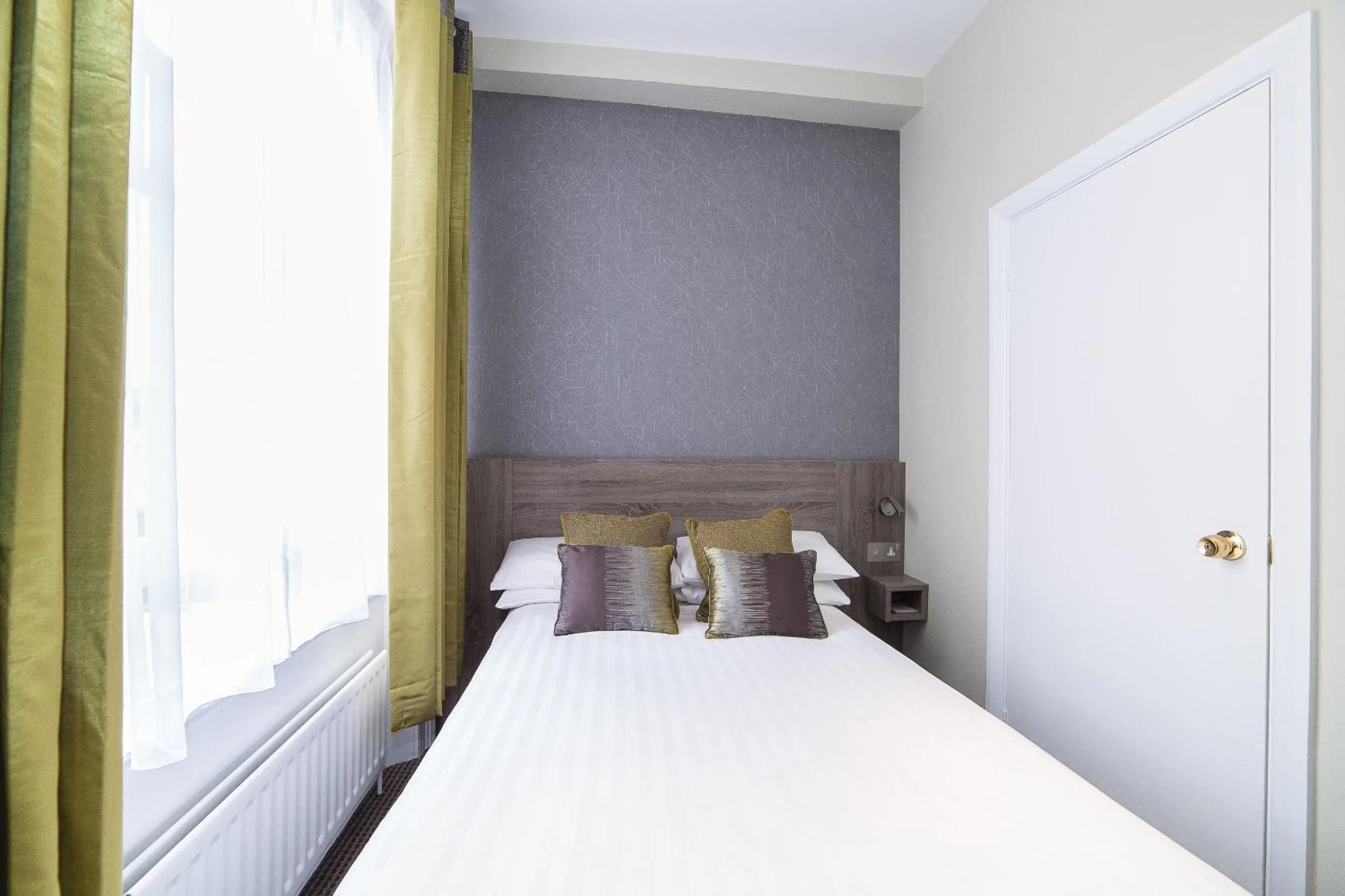 Bedroom, Bed in Phoenix Hotel