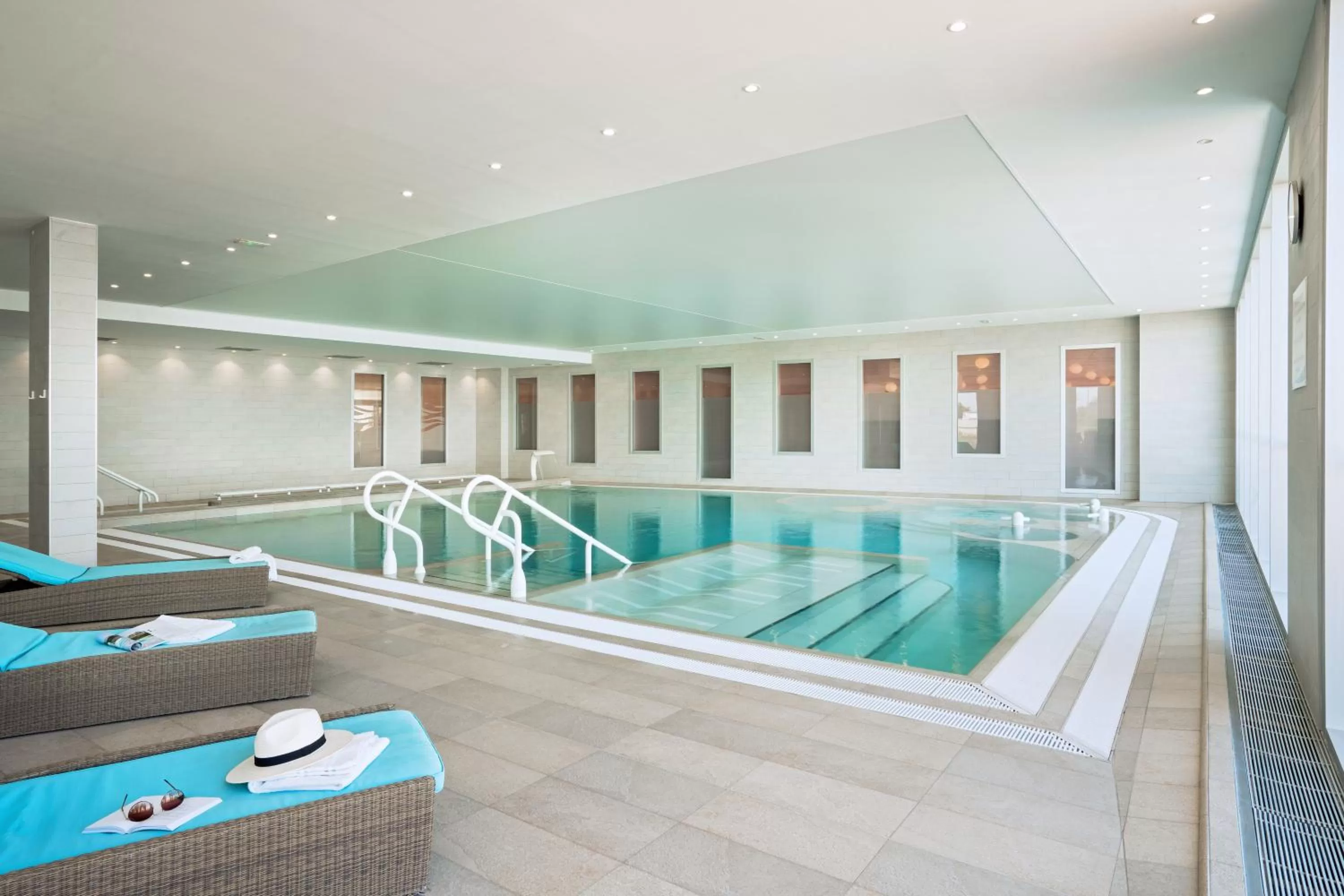 Swimming pool in Hôtel de la Baie - Thalassothérapie PREVITHAL