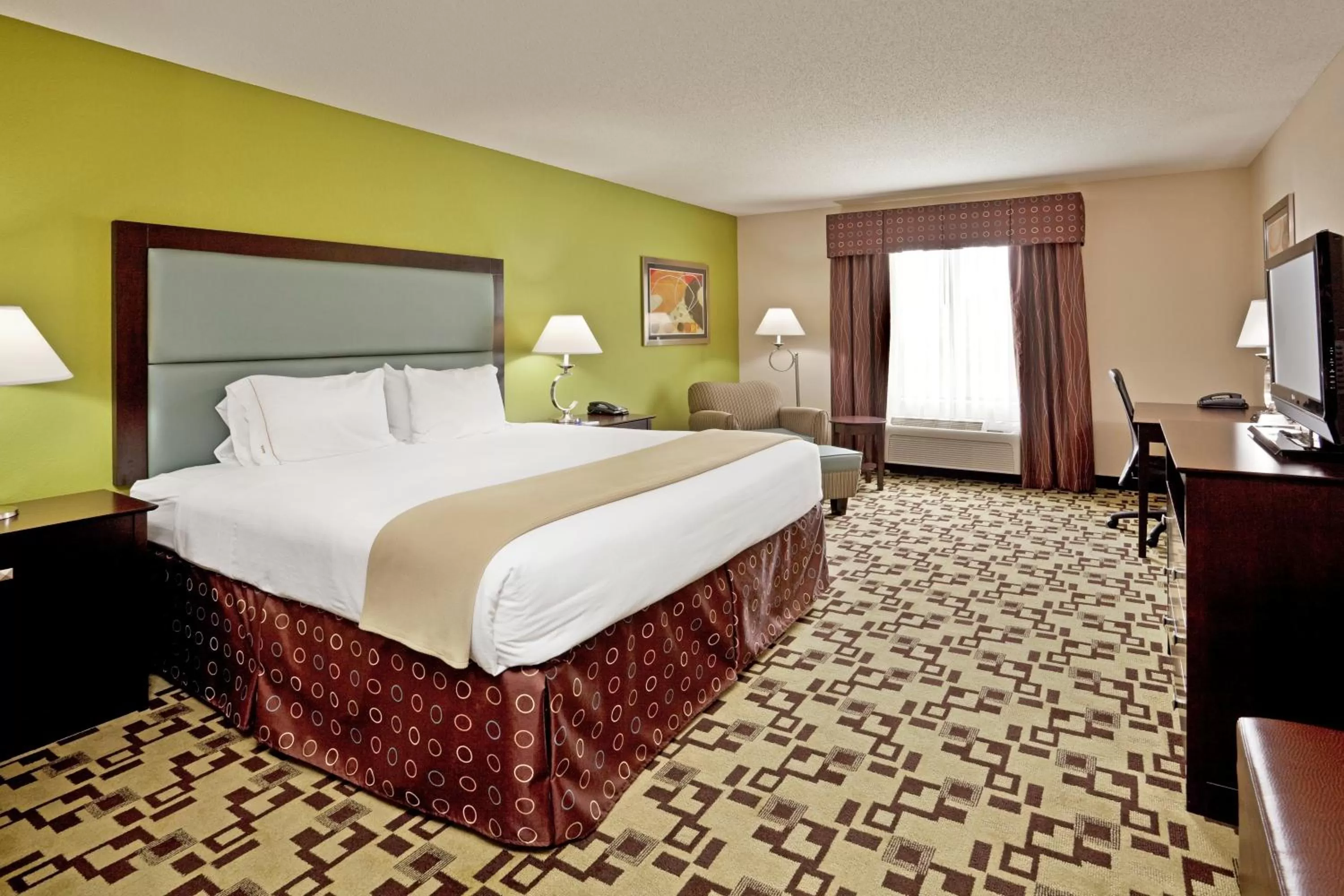 Photo of the whole room, Bed in Holiday Inn Express Troutville-Roanoke North by IHG