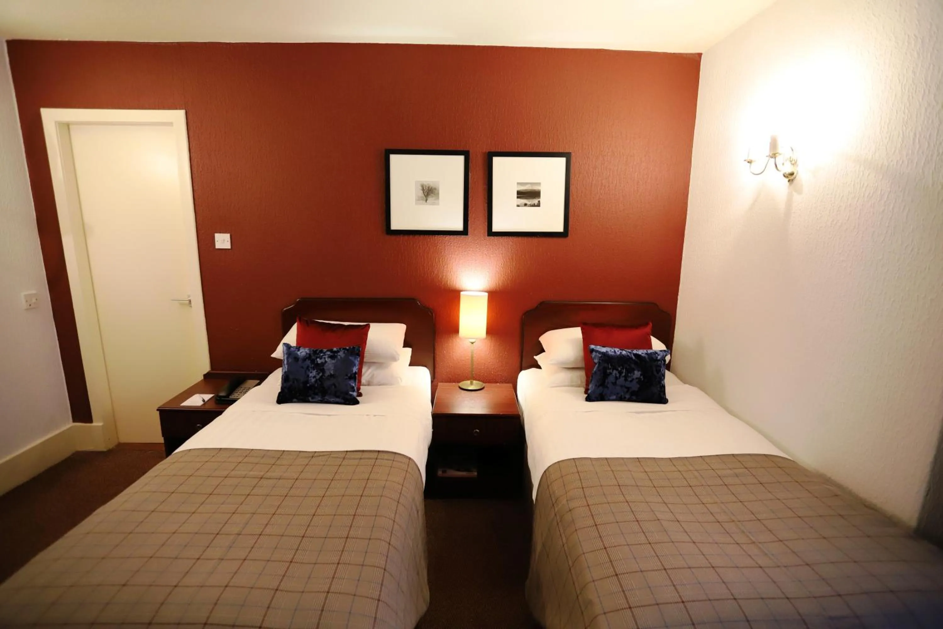 Photo of the whole room, Bed in Ben Wyvis Hotel