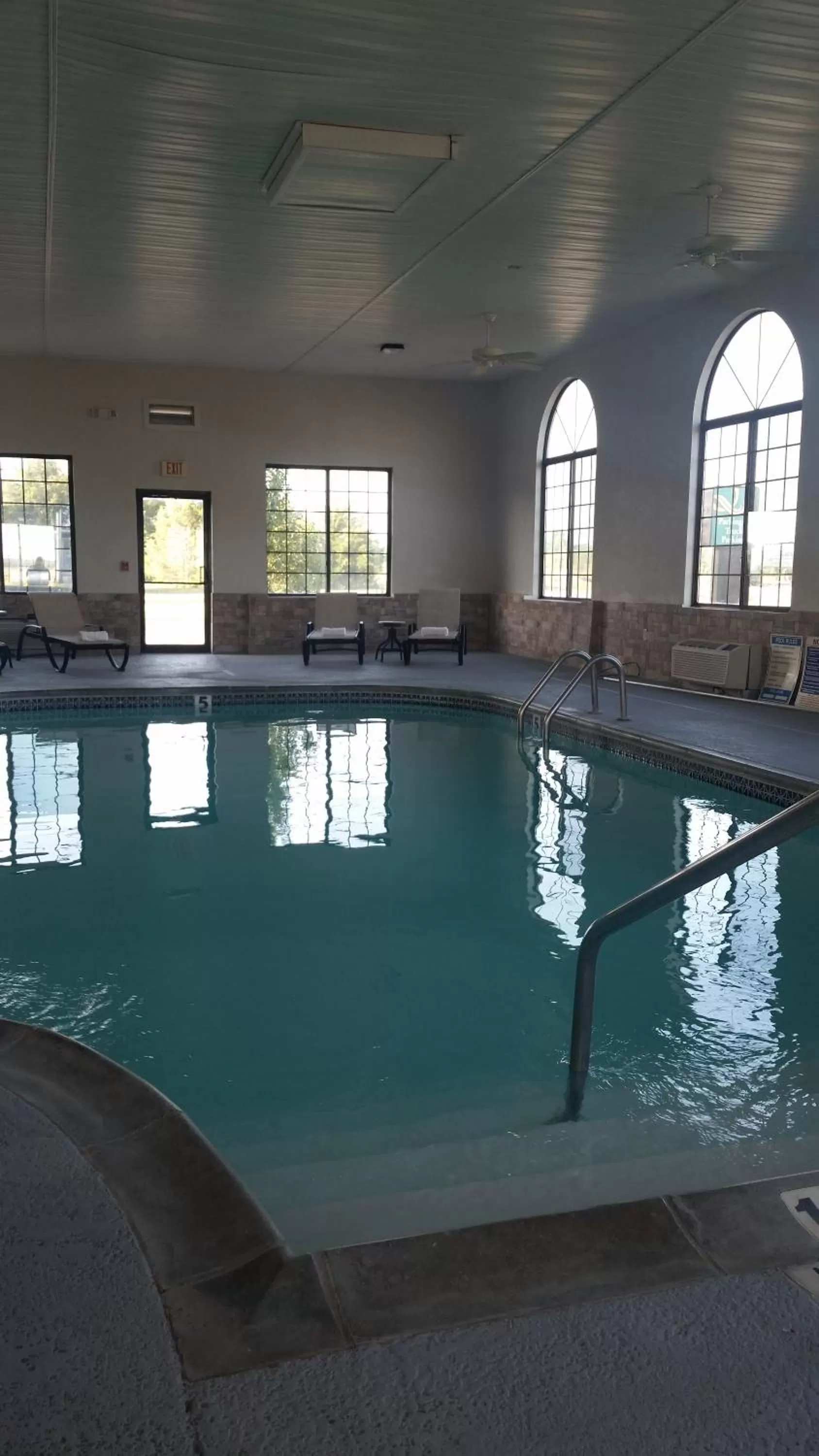 Swimming pool in Quality Inn & Suites Mount Vernon