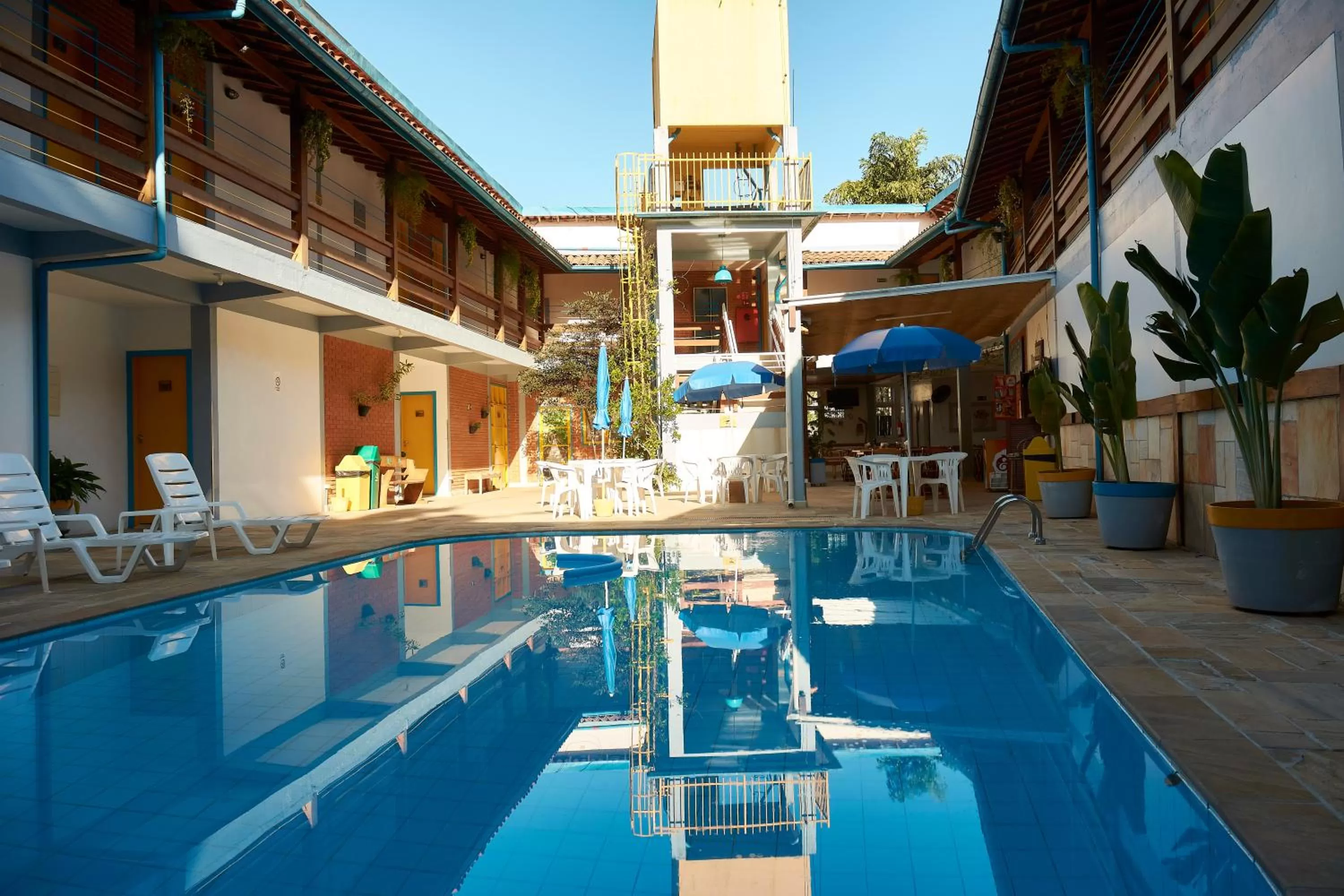 Swimming pool in Hotel e Pousada Pouso54