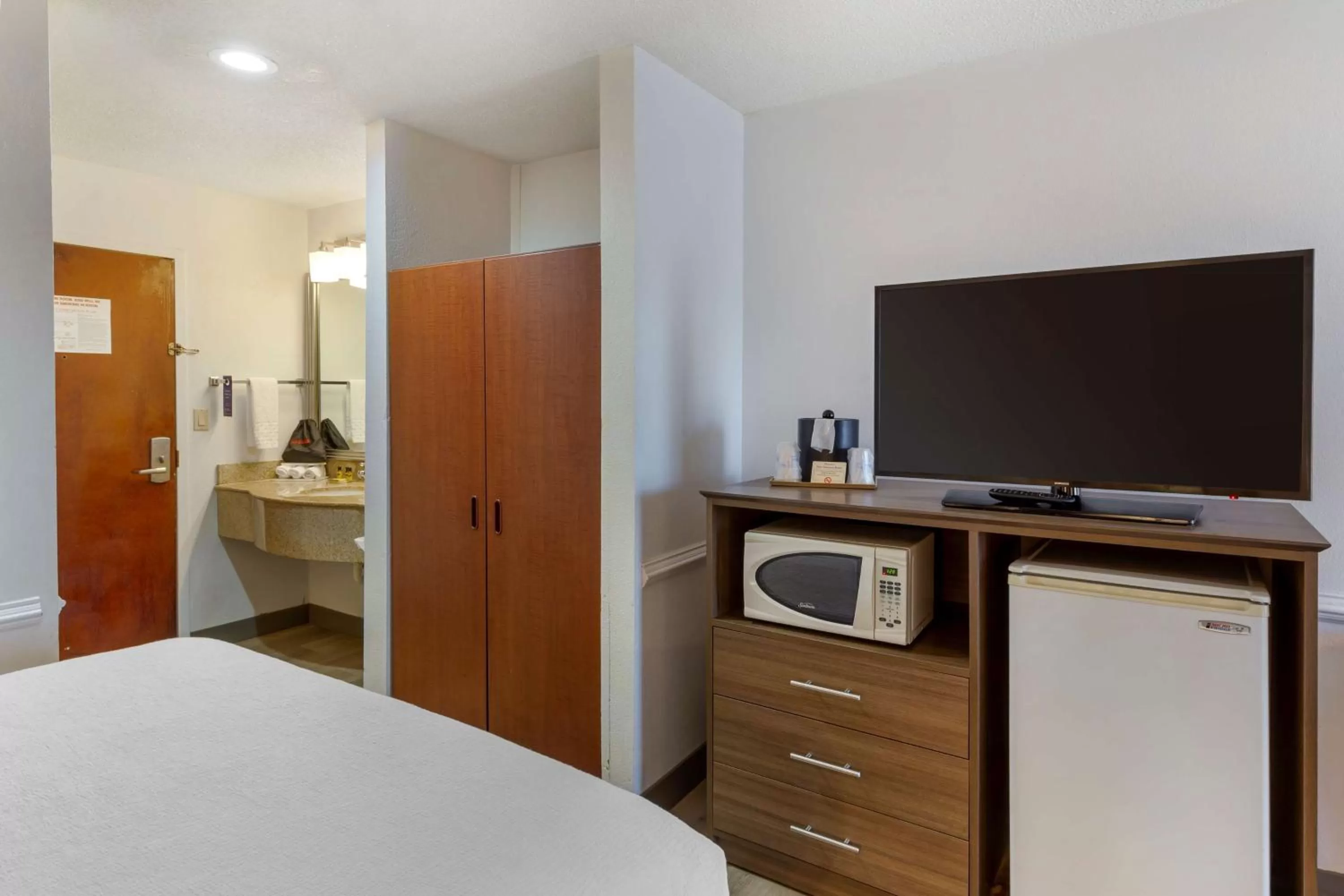 Bedroom in Best Western Plus South Hill Inn