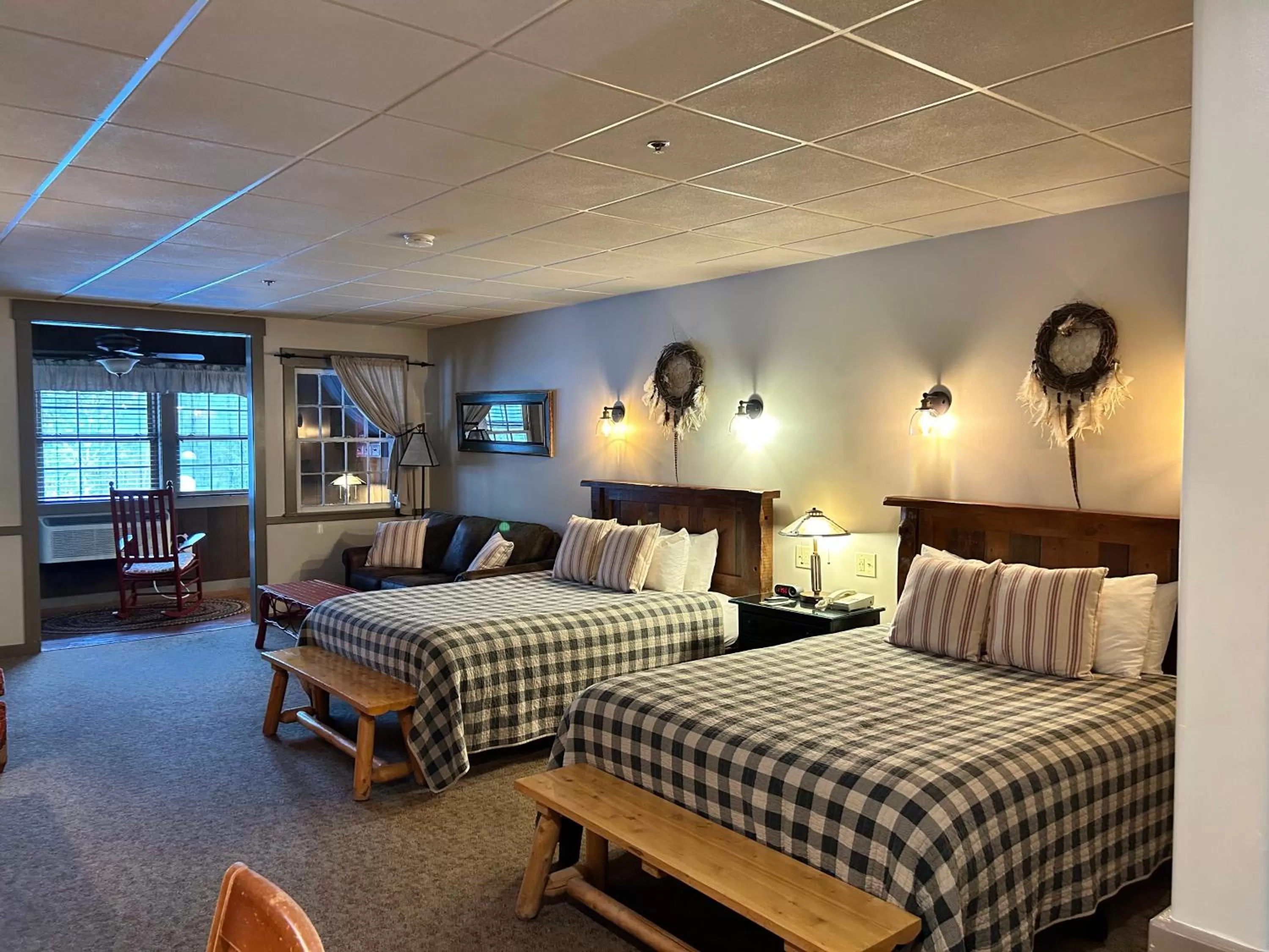 Photo of the whole room, Bed in The Common Man Inn, Spa & Lodge