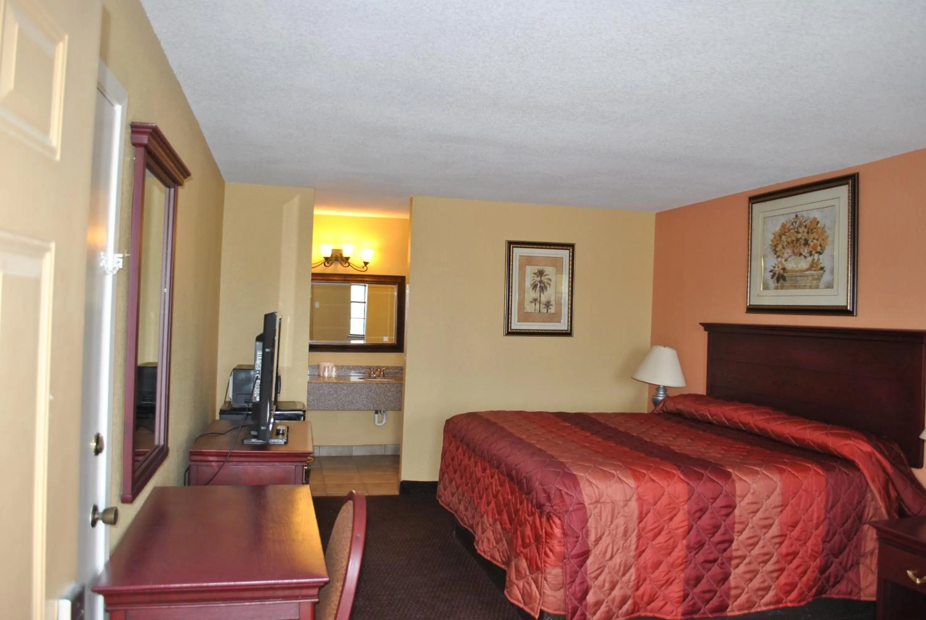 Photo of the whole room, Bed in Executive Inn Brookshire