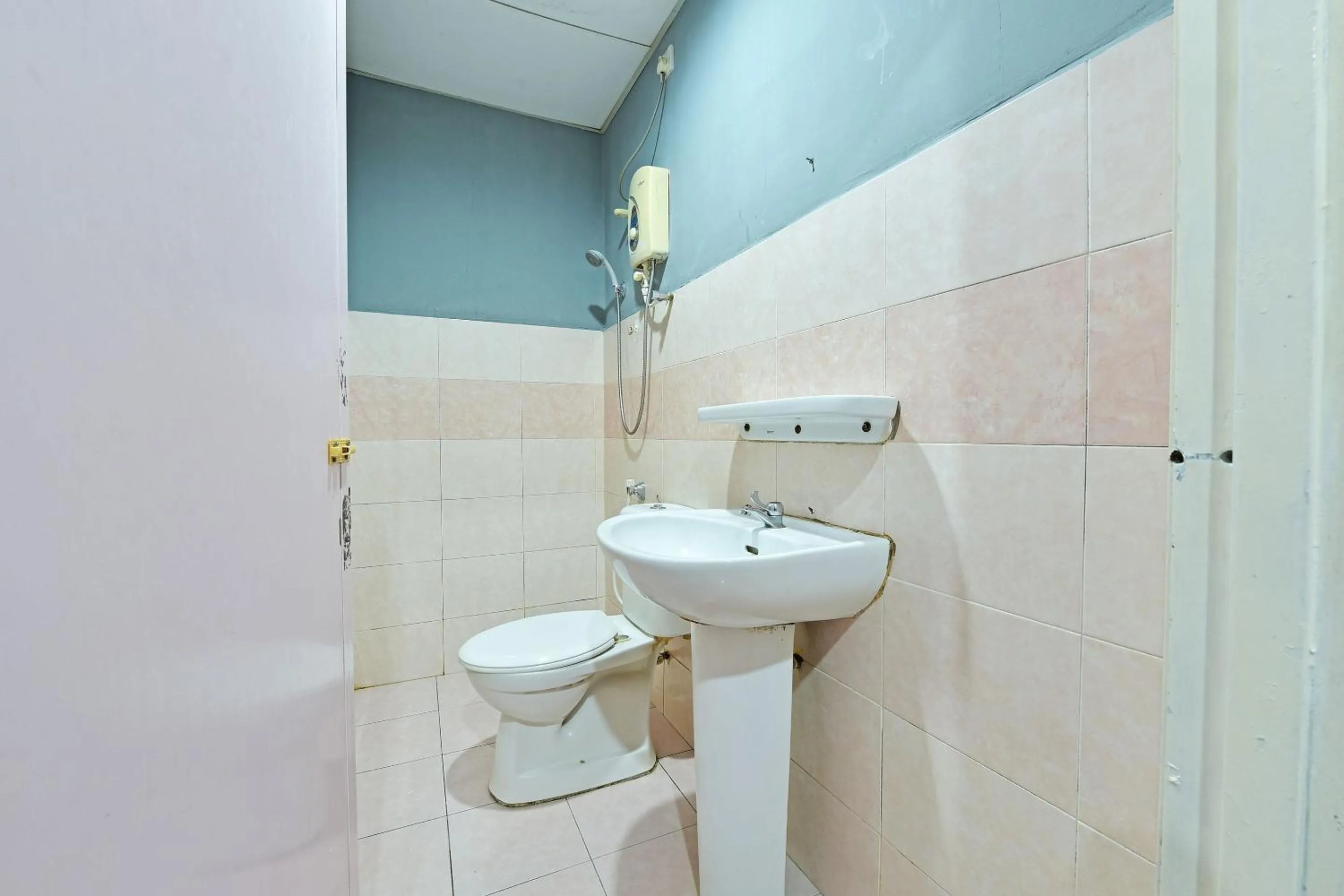 Bathroom in OYO 90846 Hotel Akasia