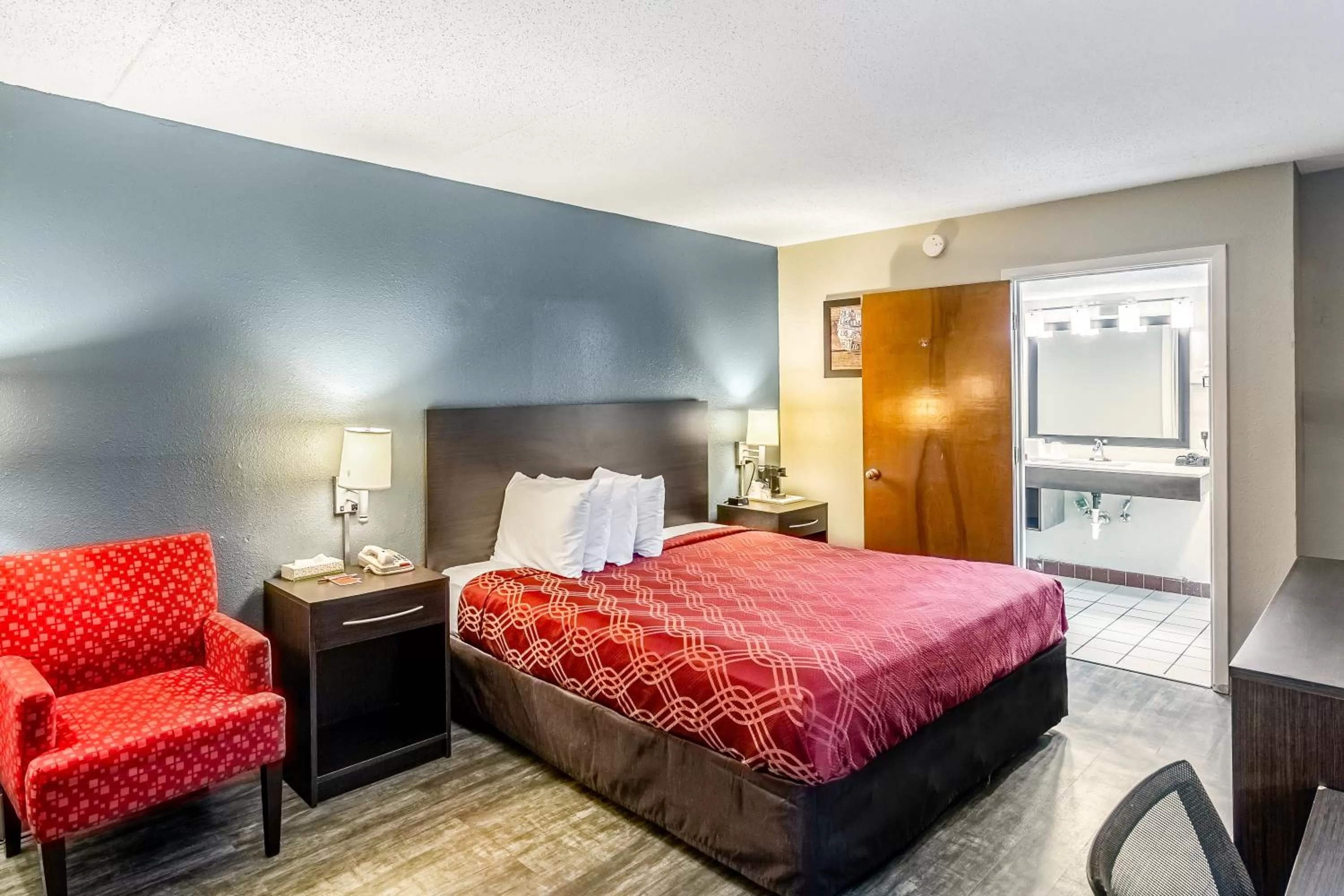 Photo of the whole room in Econo Lodge