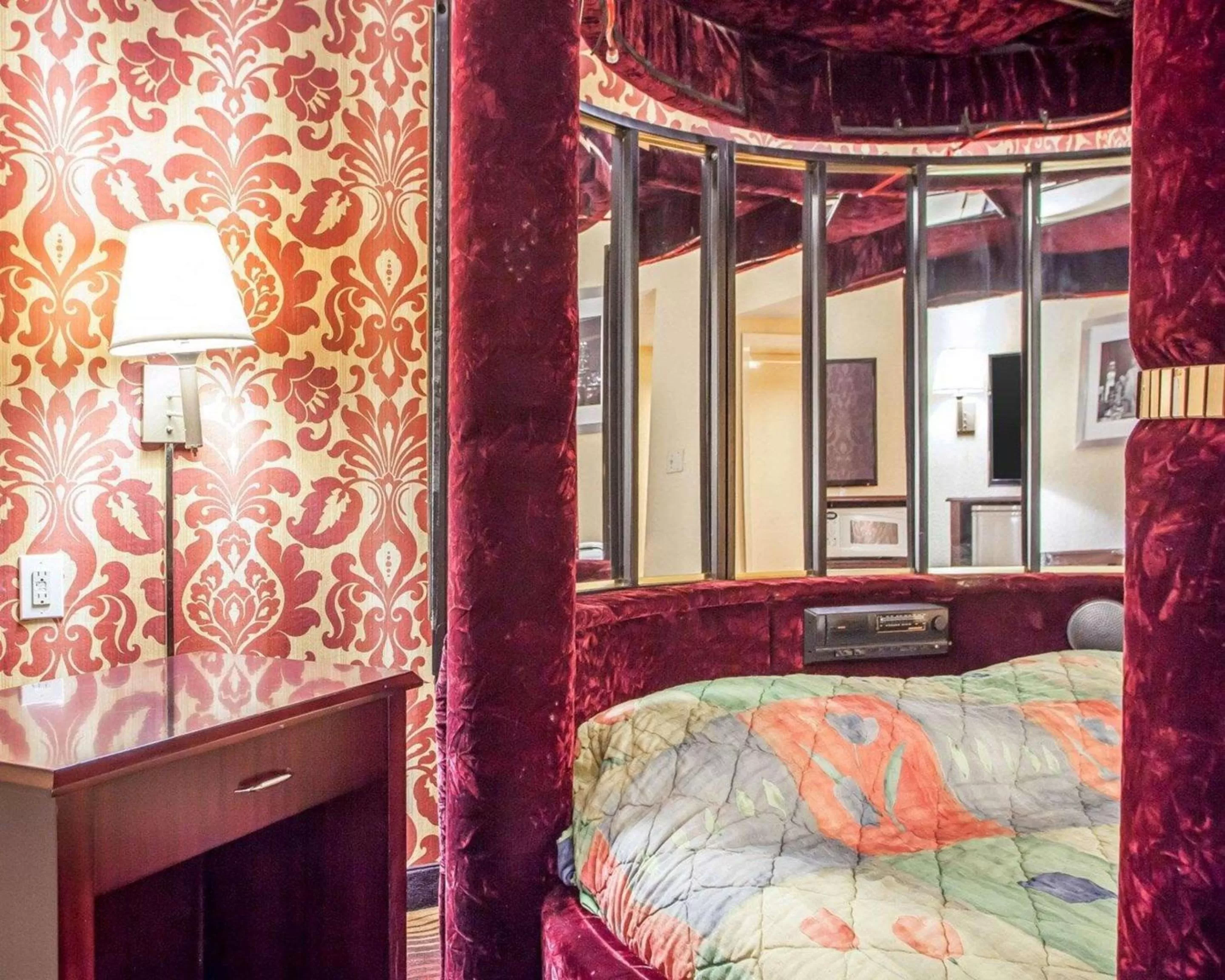 Photo of the whole room, Bed in Days Inn by Wyndham Jersey City