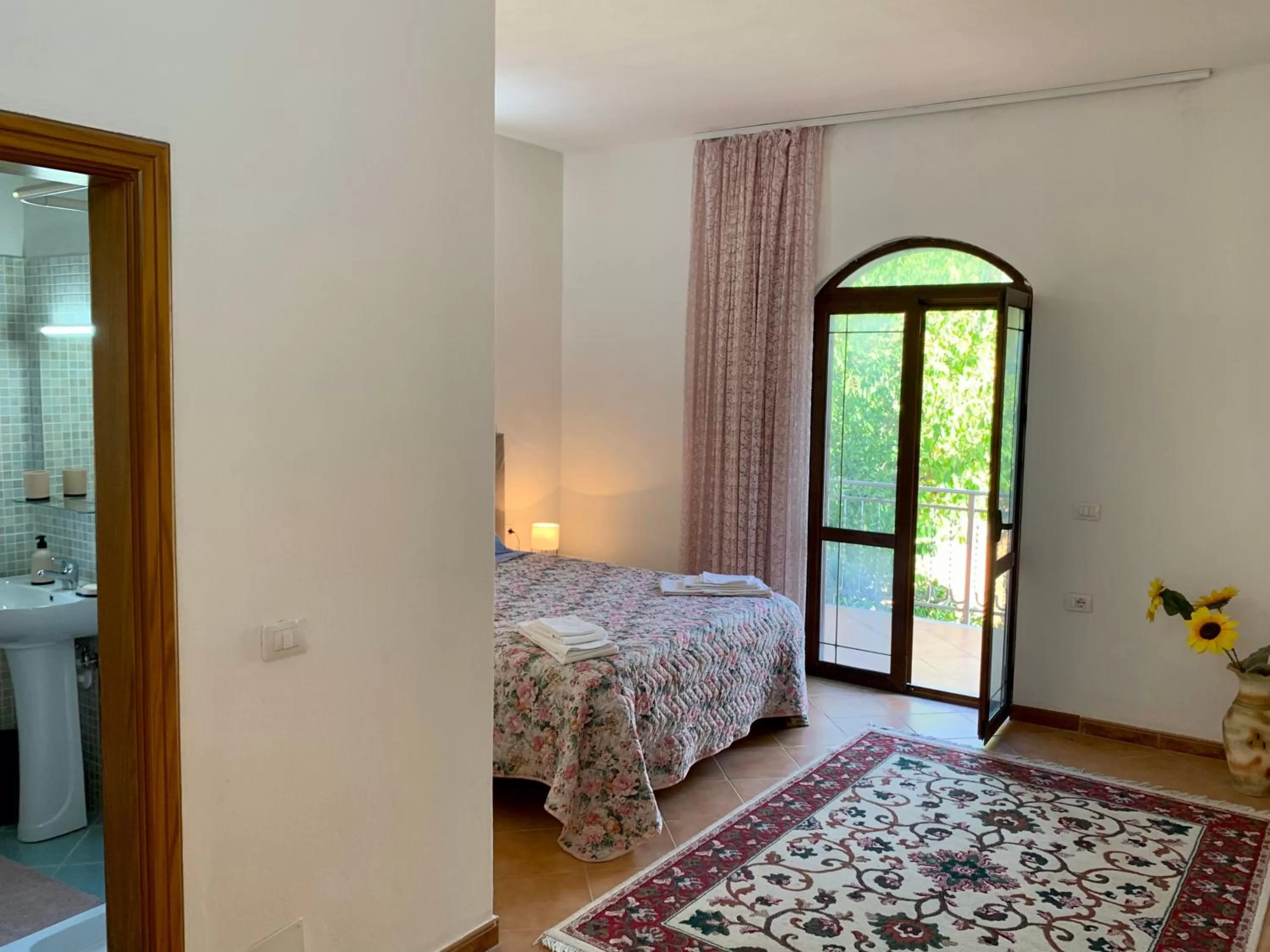 Bathroom, Bed in Guesthouse Villa Rosa Berat