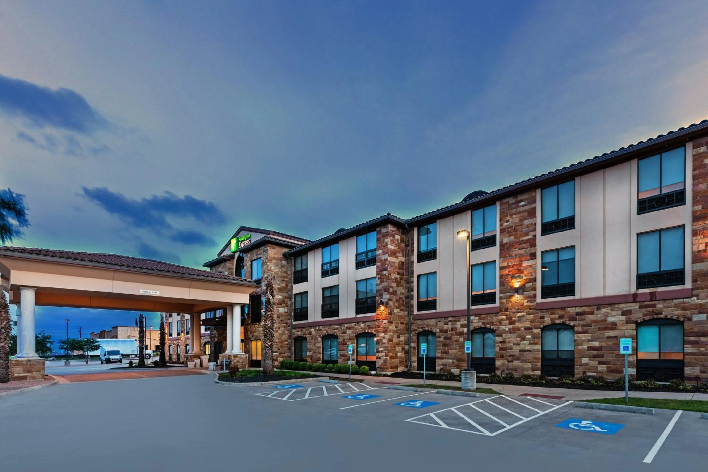 Property building in Holiday Inn Express & Suites Austin NW – Lakeway by IHG
