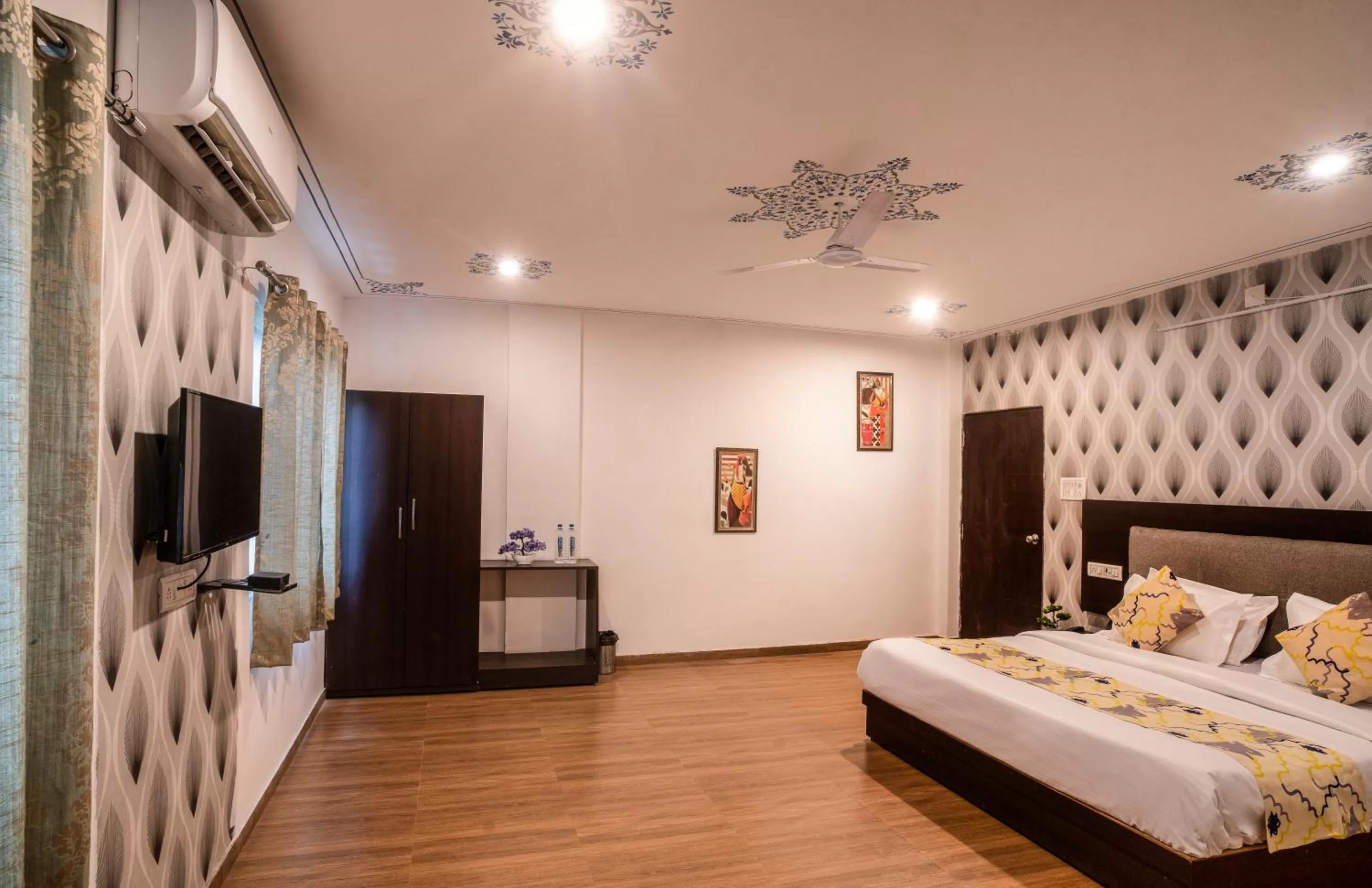 TV and multimedia, Bed in Tripli Hotels Arunoday Palace