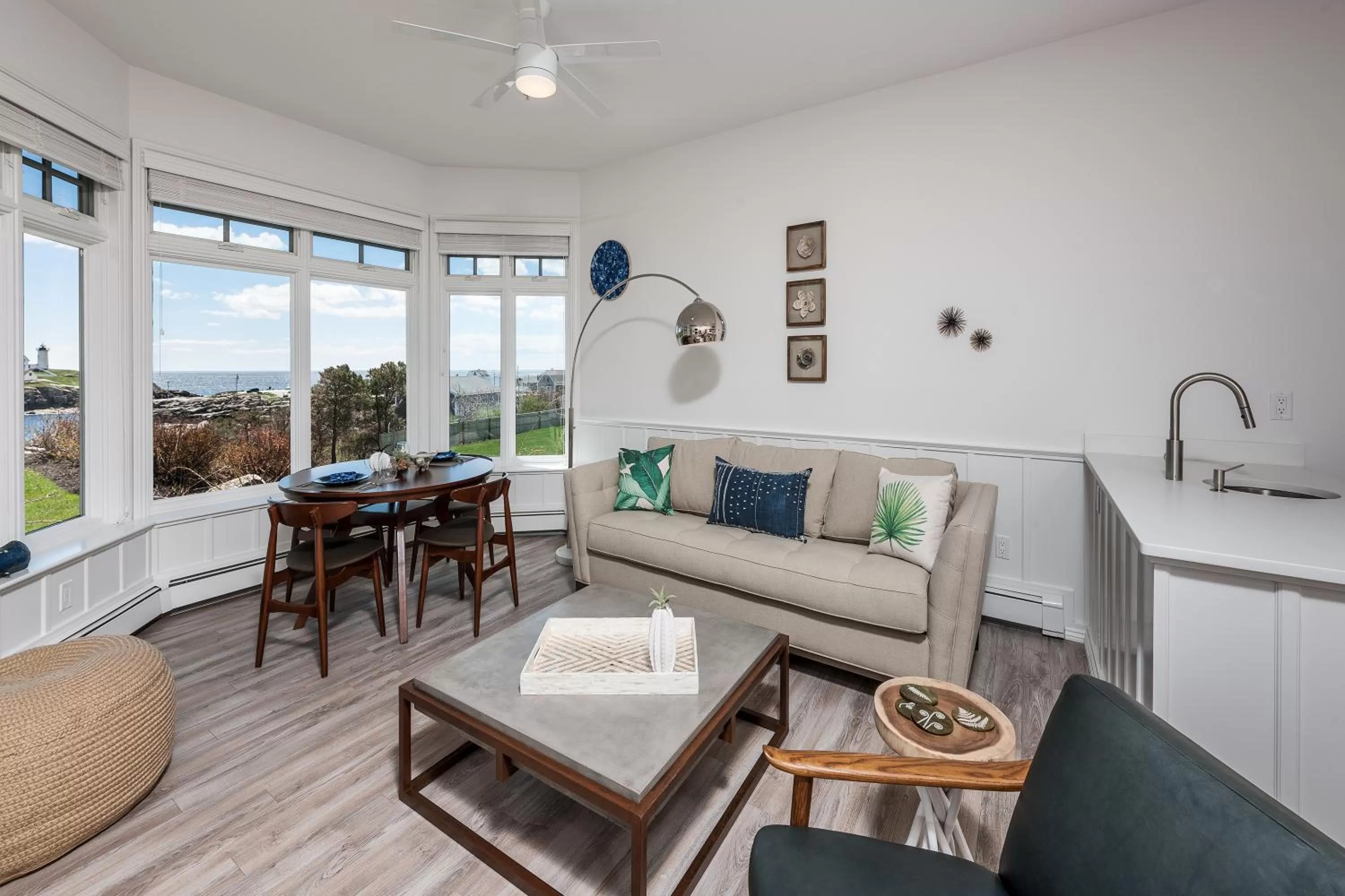 Living room, Seating Area in ViewPoint Hotel