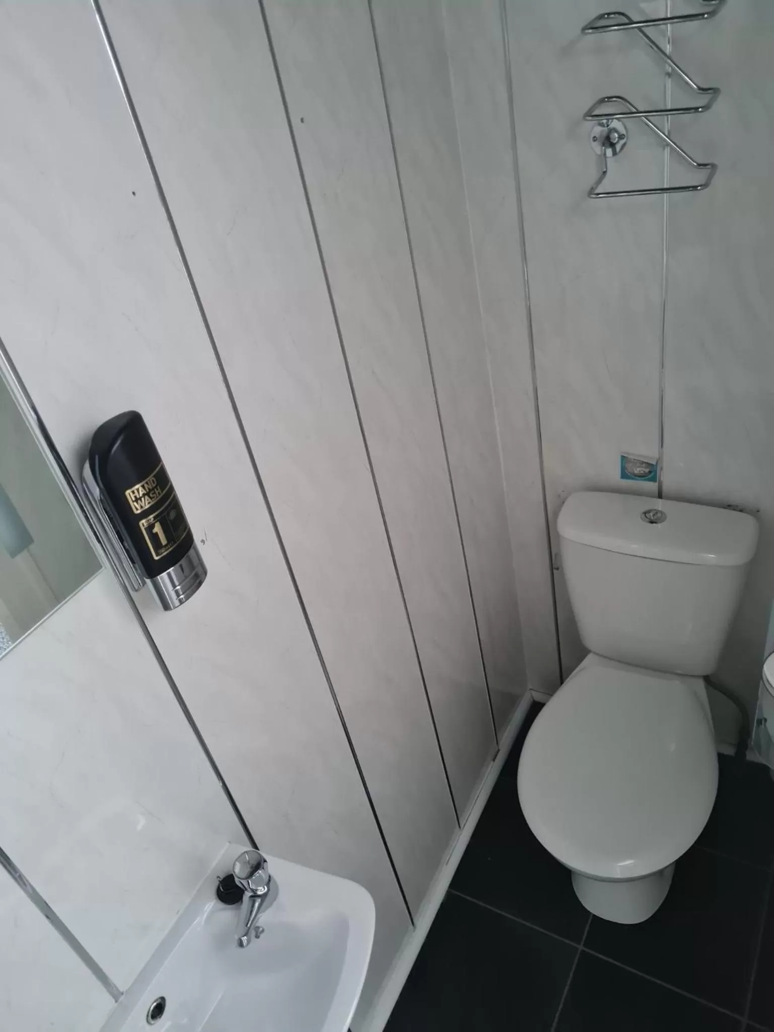 Toilet in Queens Plaza Hotel