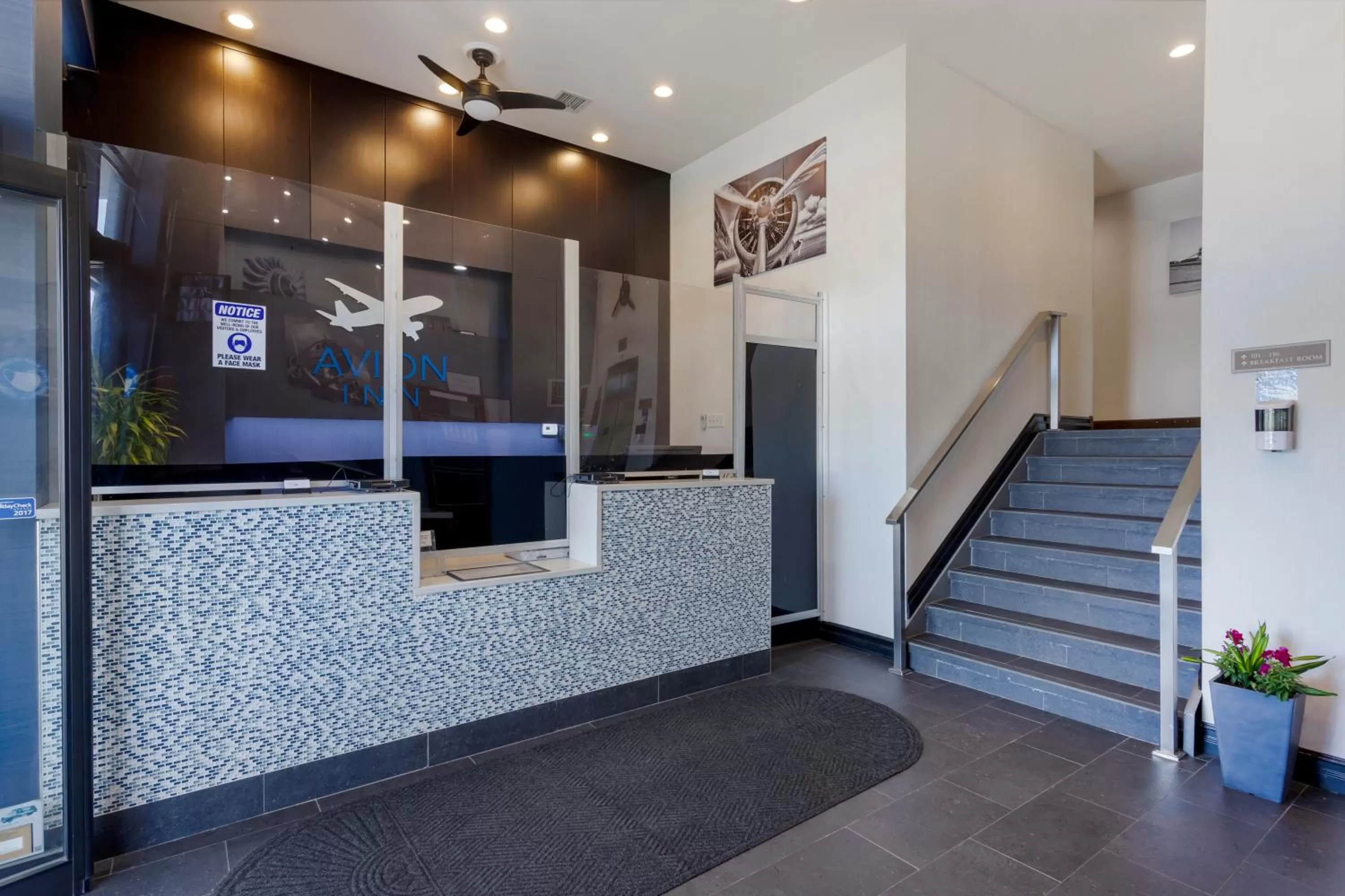 Lobby or reception in Avion Inn Near LGA Airport, an Ascend Collection Hotel