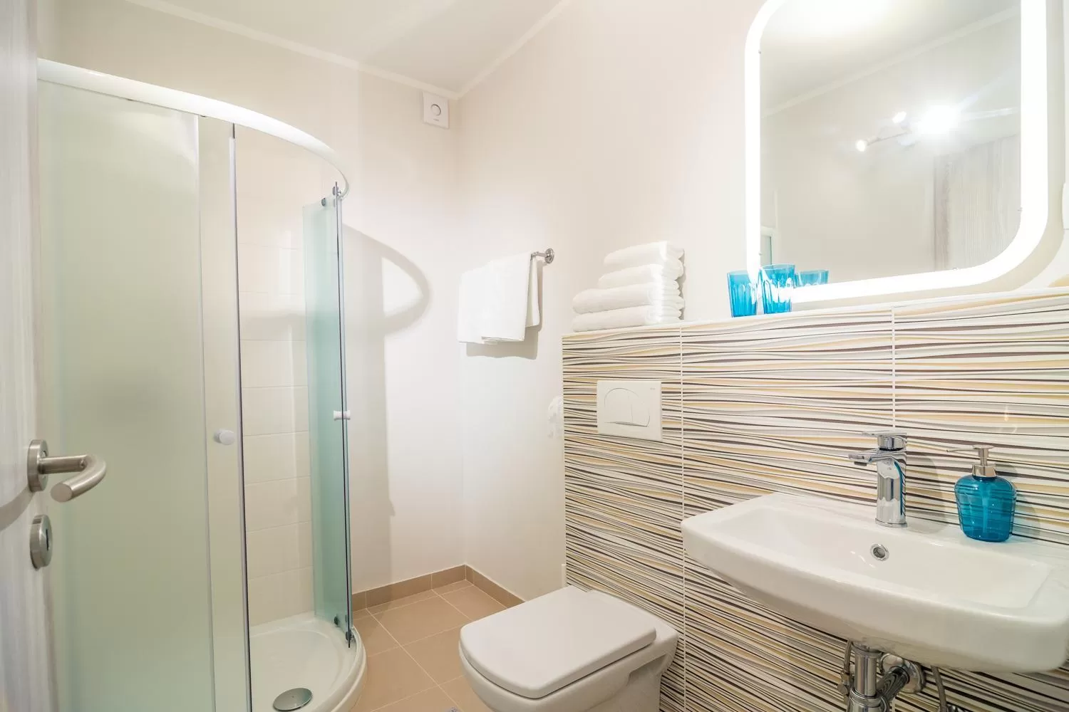 Shower, Bathroom in HOP HOUSE Garni Hotel