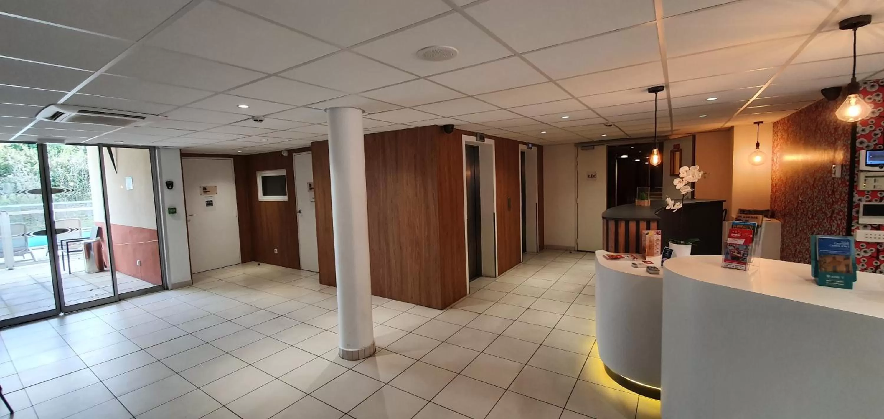 Lobby or reception in Kyriad Aix Les Milles - Plan de Campagne