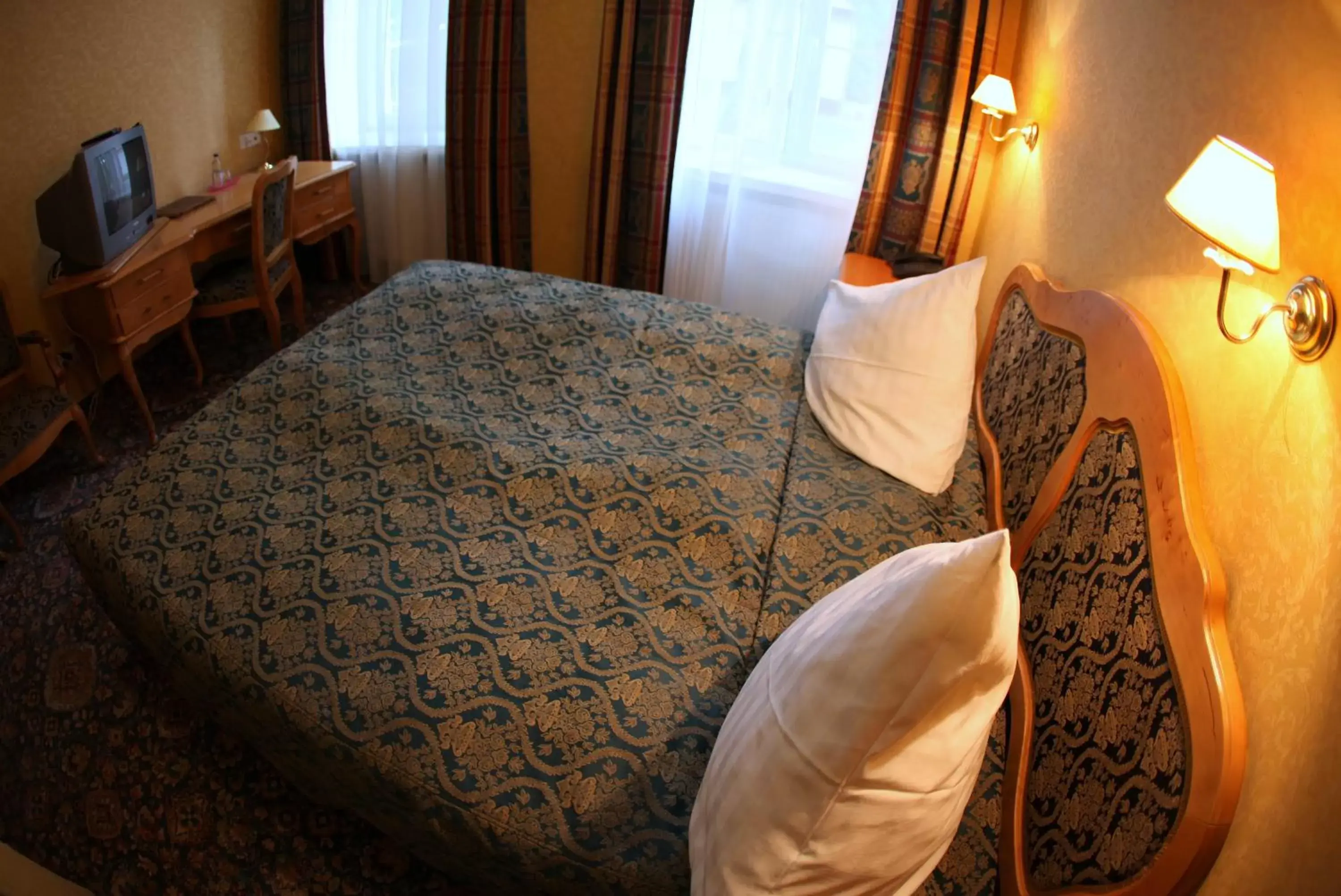 Pokój dwuosobowy typu Classic bez klimatyzacji in Dedek Park - historyczny dworek w pięknym Parku Skaryszewskim obok Stadionu Narodowego Pokój dwuosobowy typu Classic bez klimatyzacji in Dedek Park - historyczny dworek w pięknym Parku Skaryszewskim obok Stadionu Narodowego