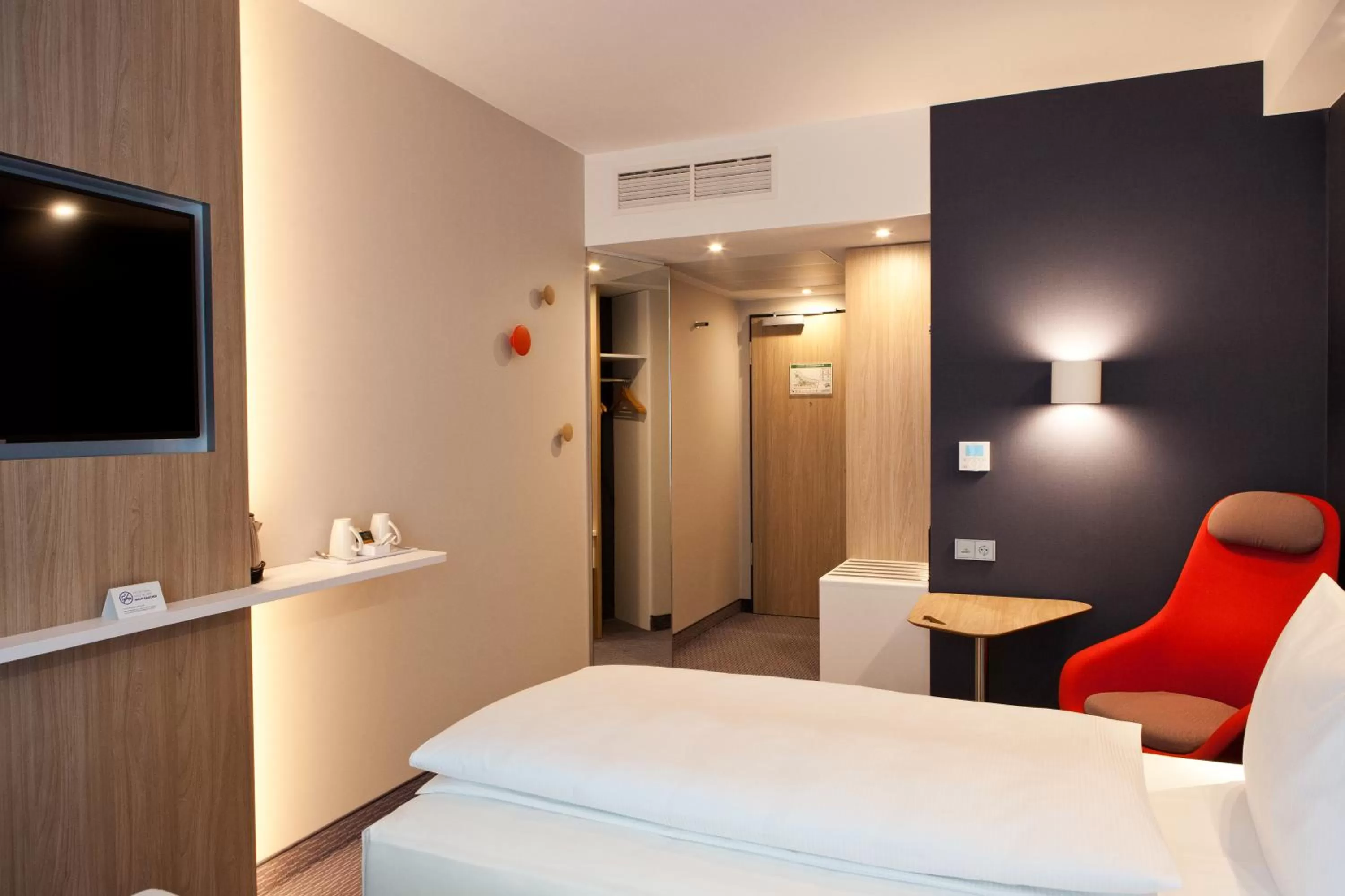 Bedroom, Bed in Holiday Inn Express & Suites - Basel - Allschwil by IHG