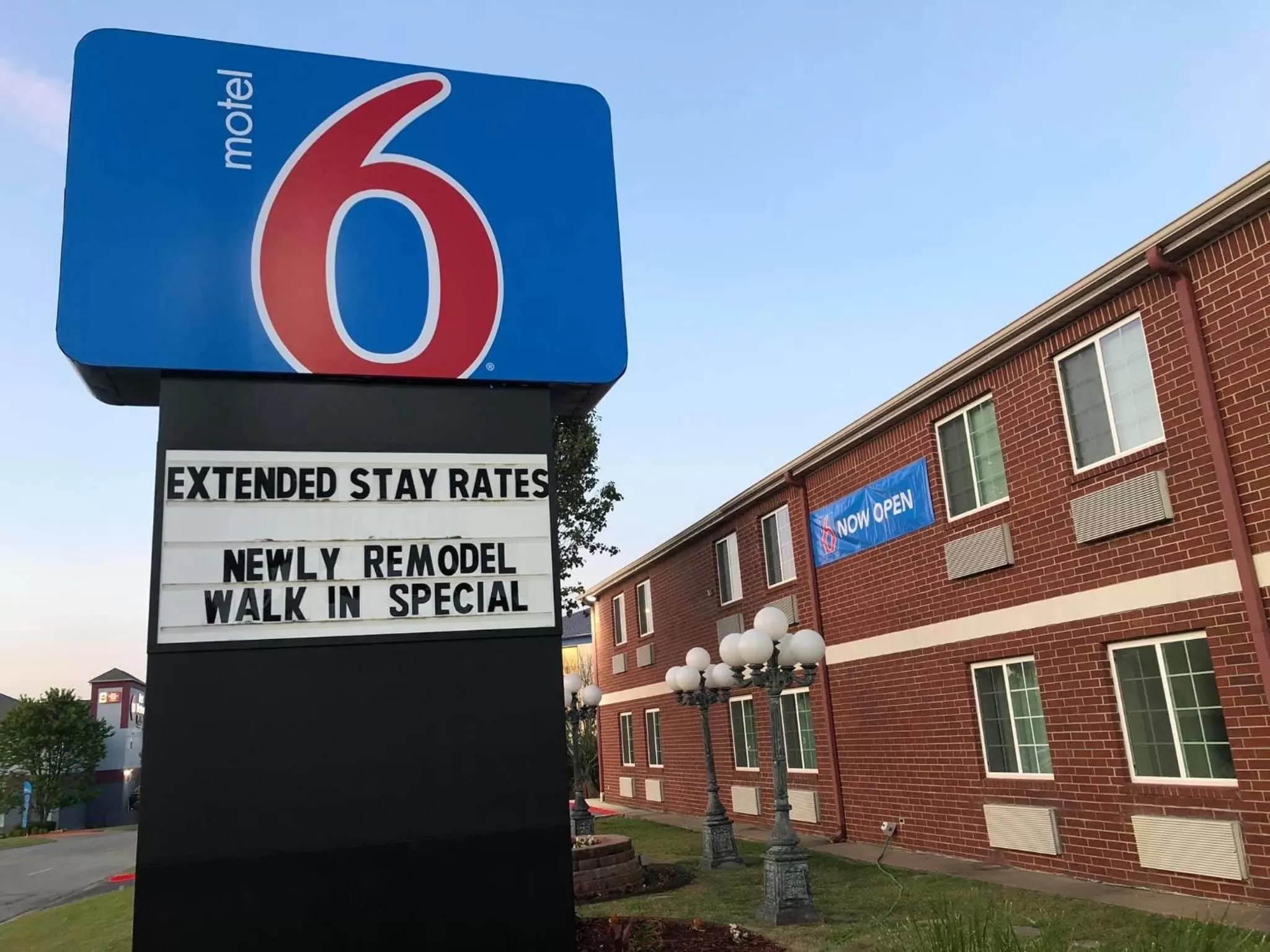 Property building in Motel 6 Tulsa, Ok - Central
