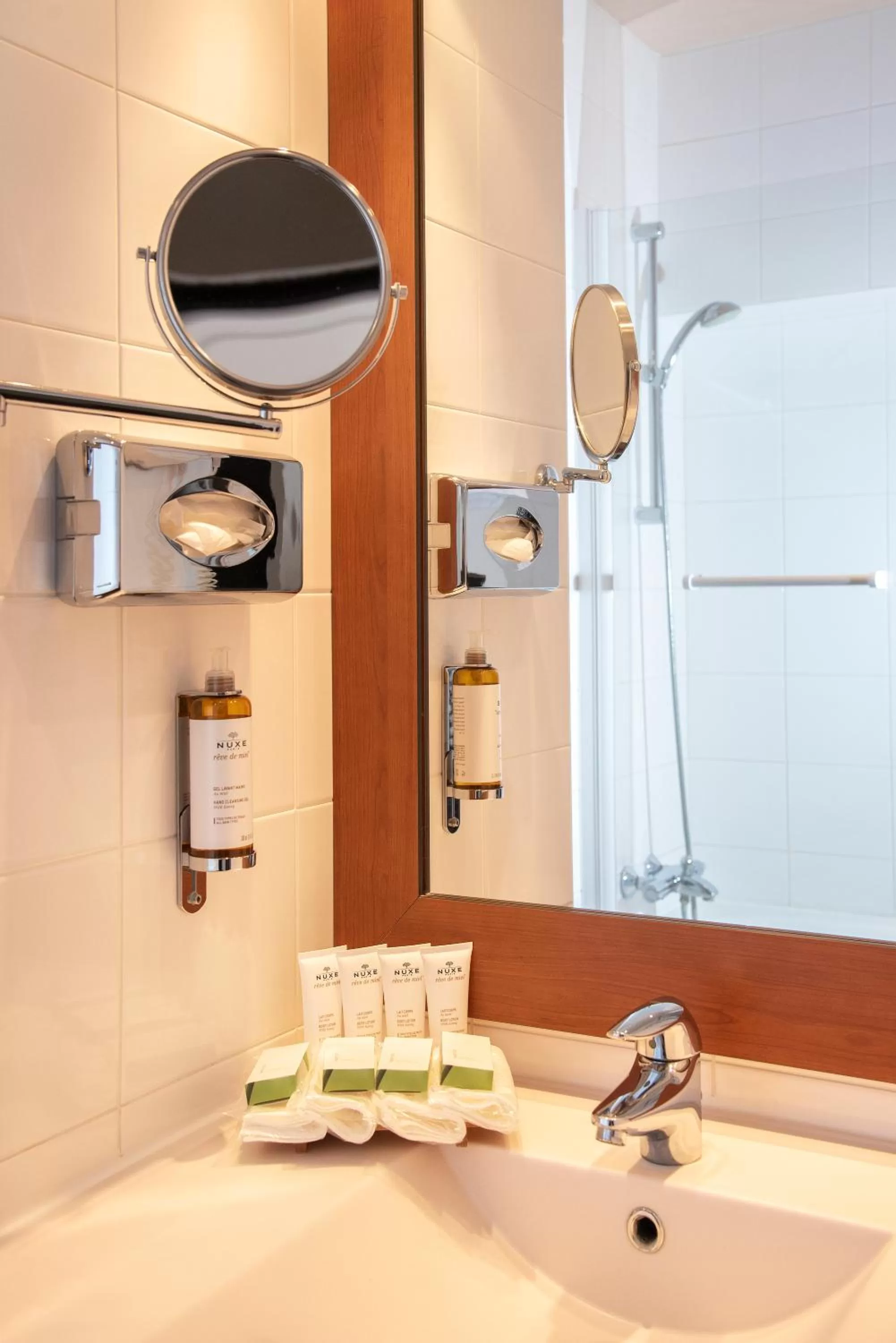 Bathroom in Best Western Plus Hôtel Colbert