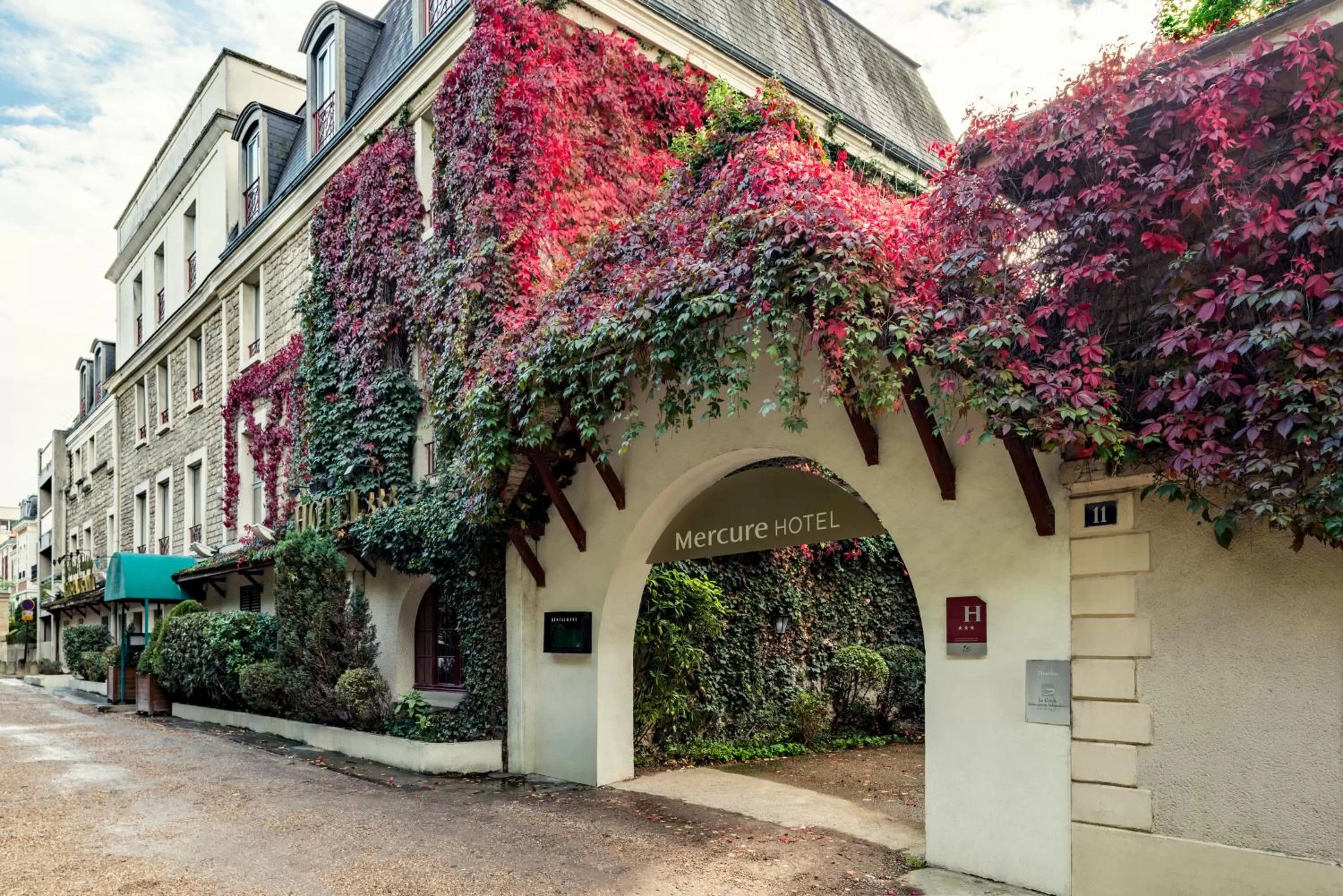 Property building in Mercure Paris Ouest Saint Germain