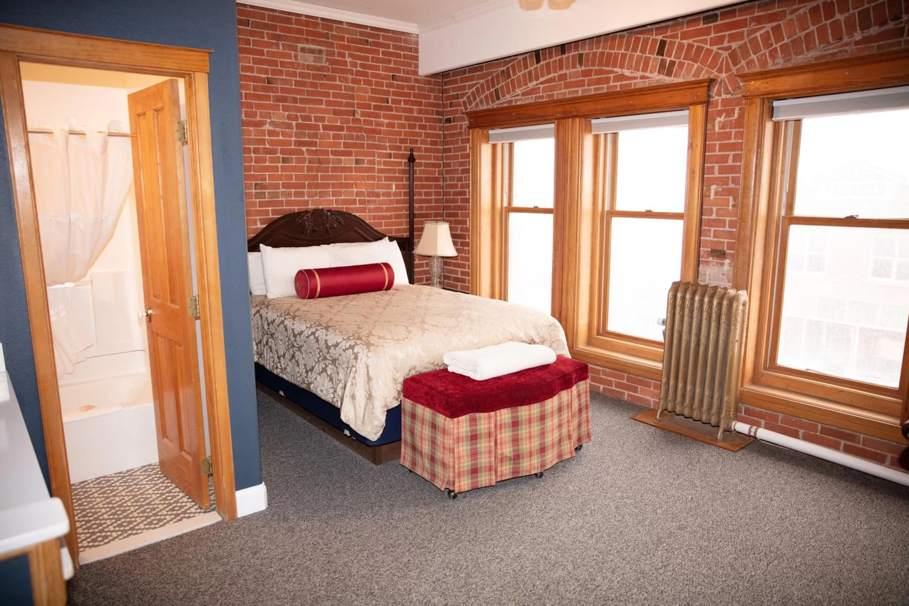 Luxury Queen Room  in The Victor Hotel