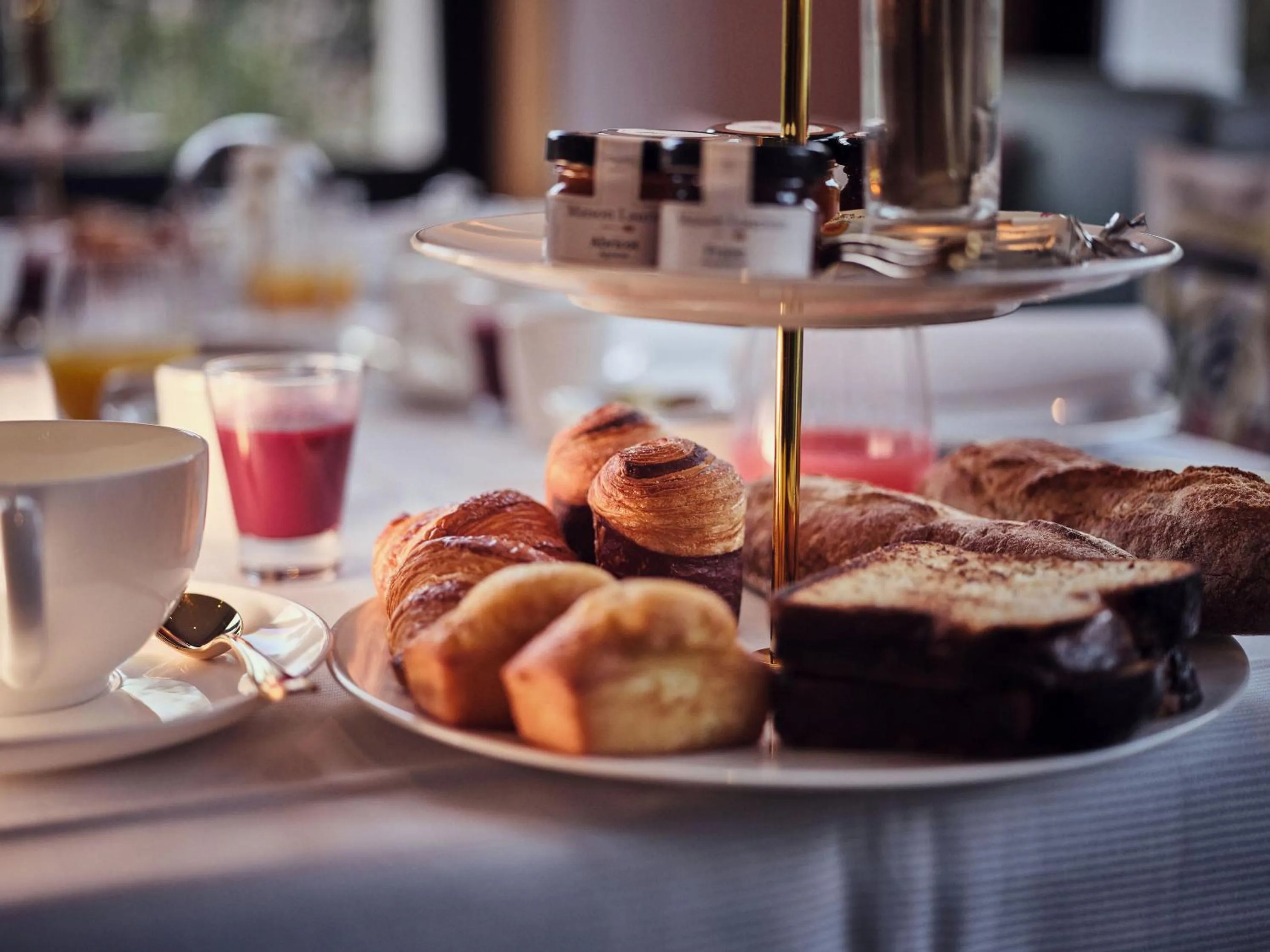 Breakfast in La Pyramide - Maison Henriroux