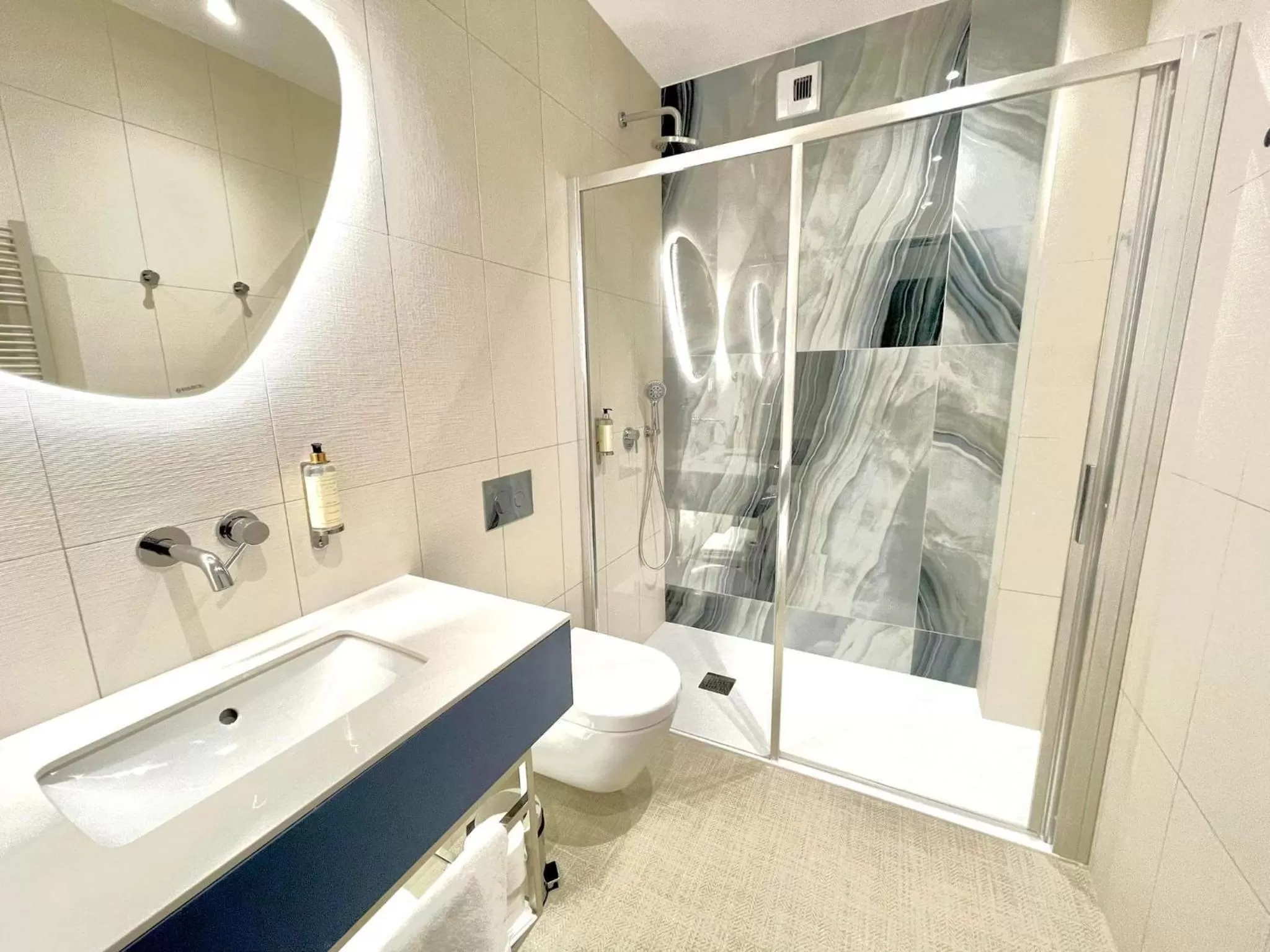 Shower, Bathroom in Hotel Zhong Hua