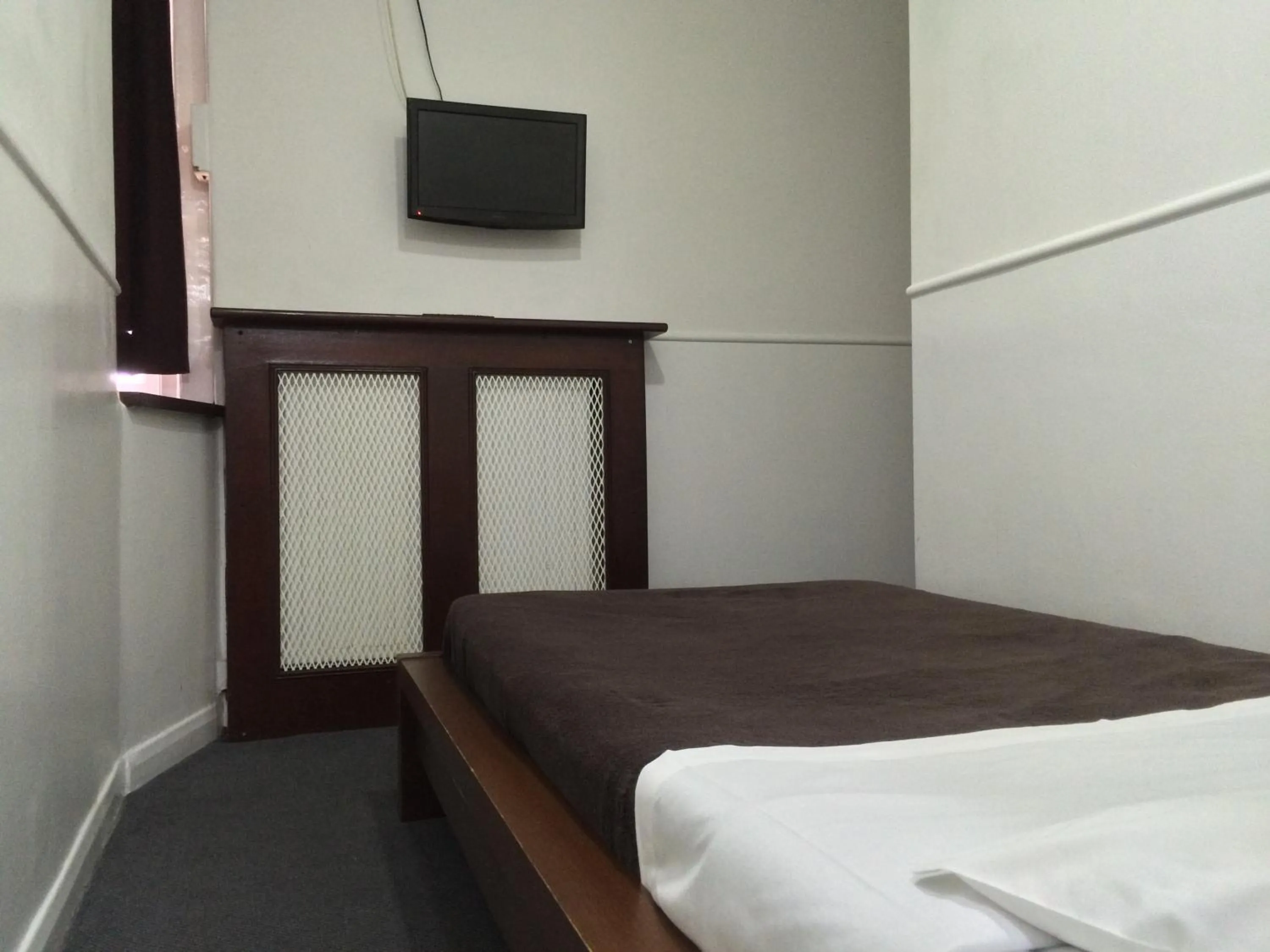 Photo of the whole room in London Continental Hotel