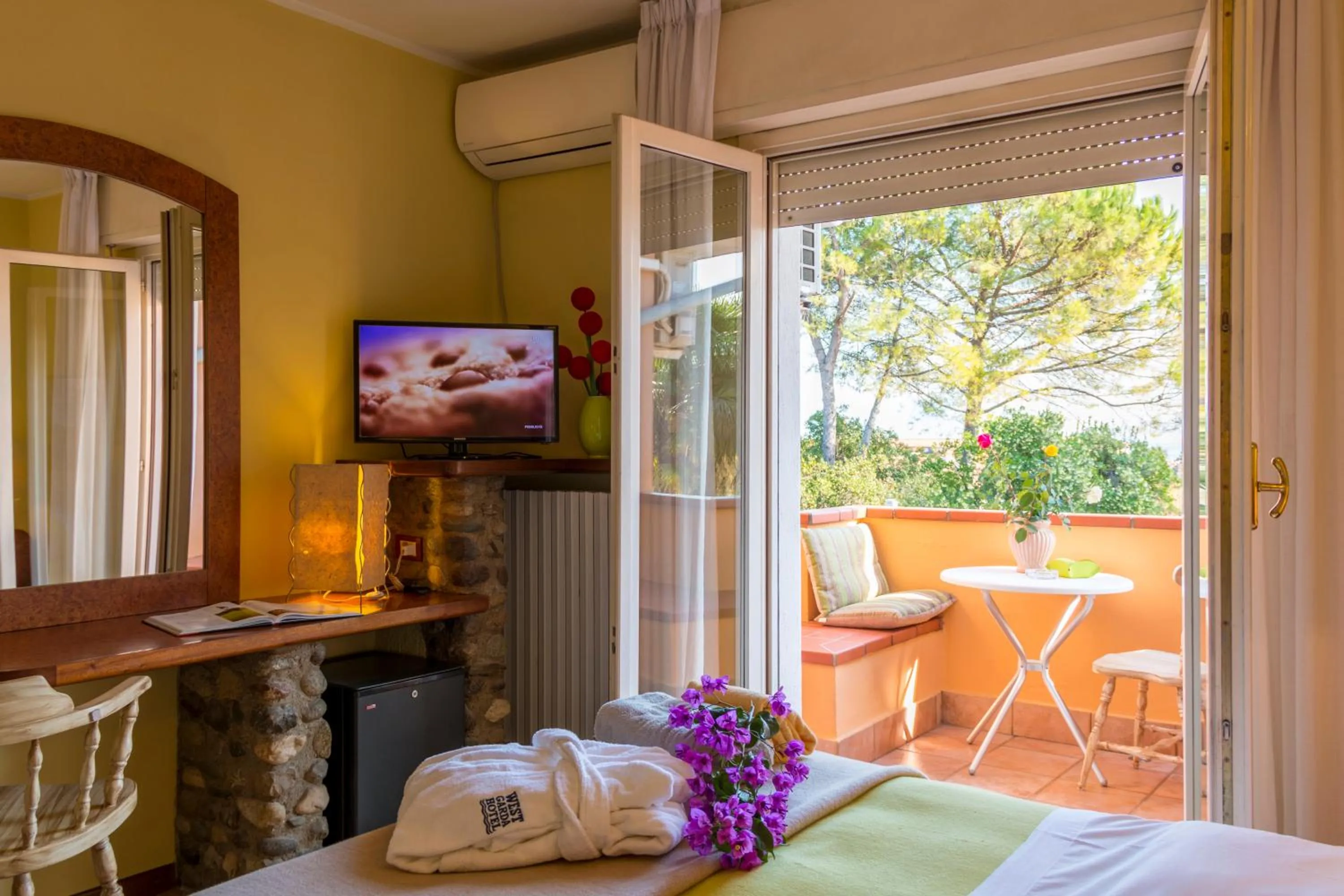 Day, Bed in West Garda Hotel