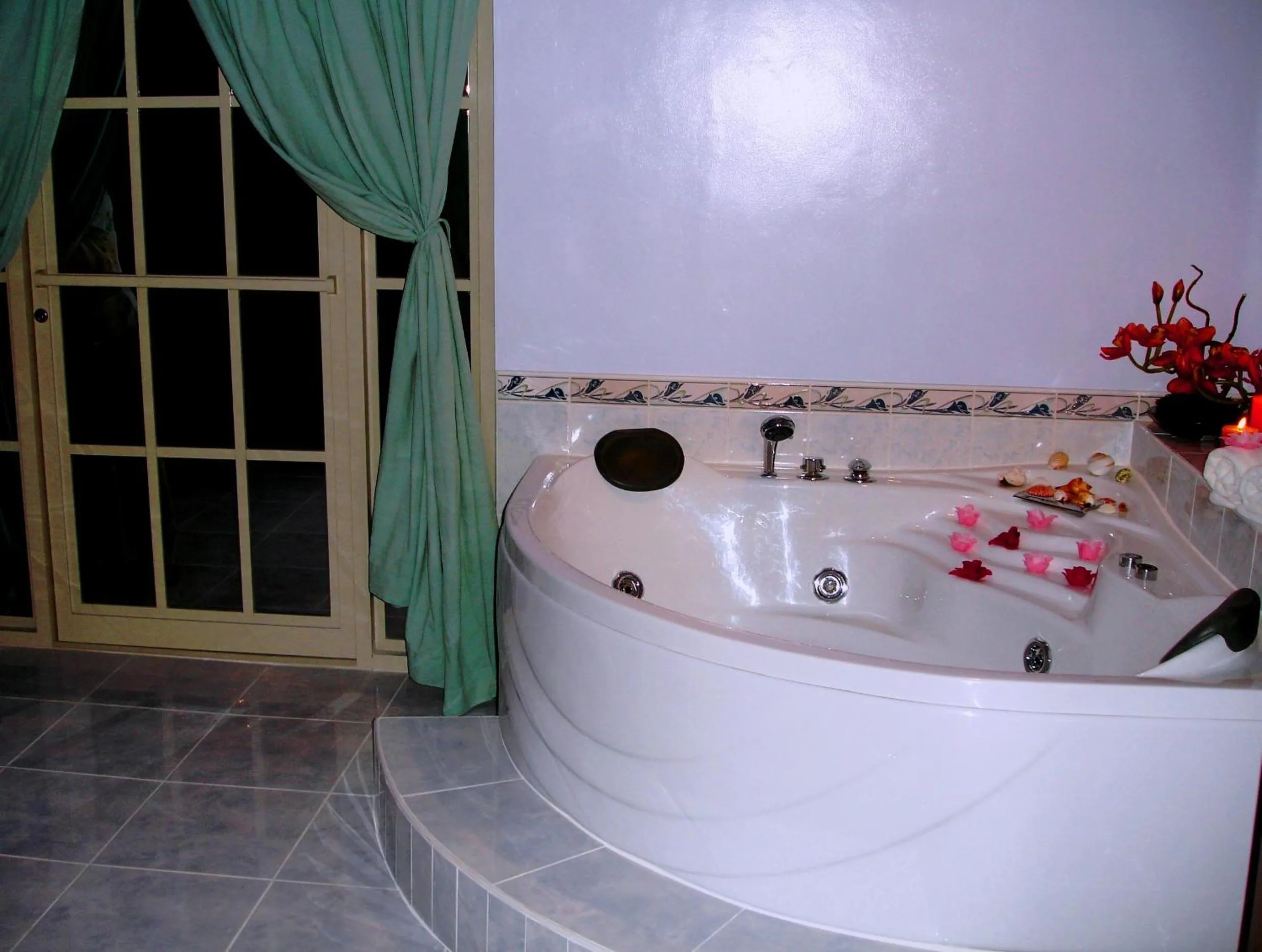 Bathroom in Pacific Breeze Hotel and Resort