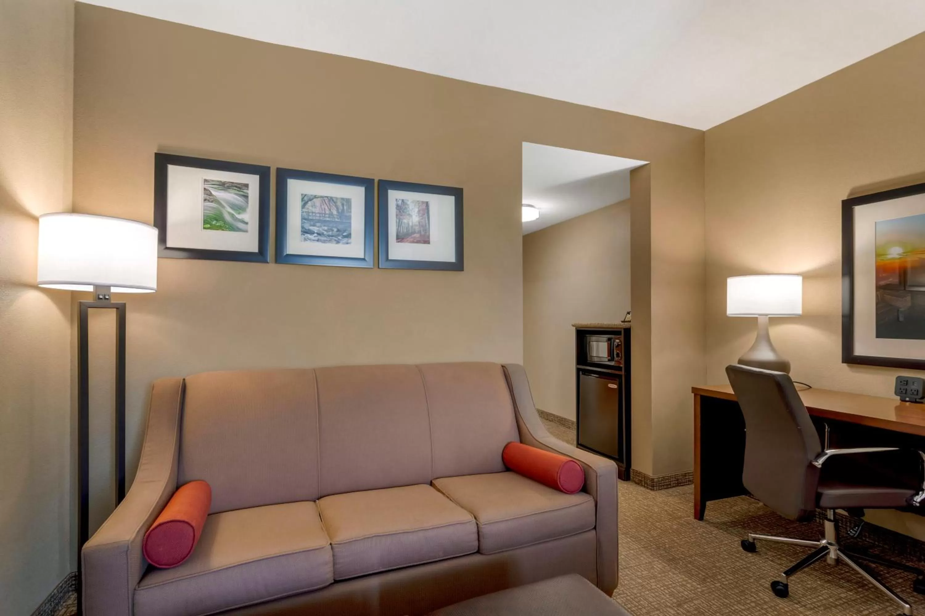Living room in Comfort Suites Knoxville North