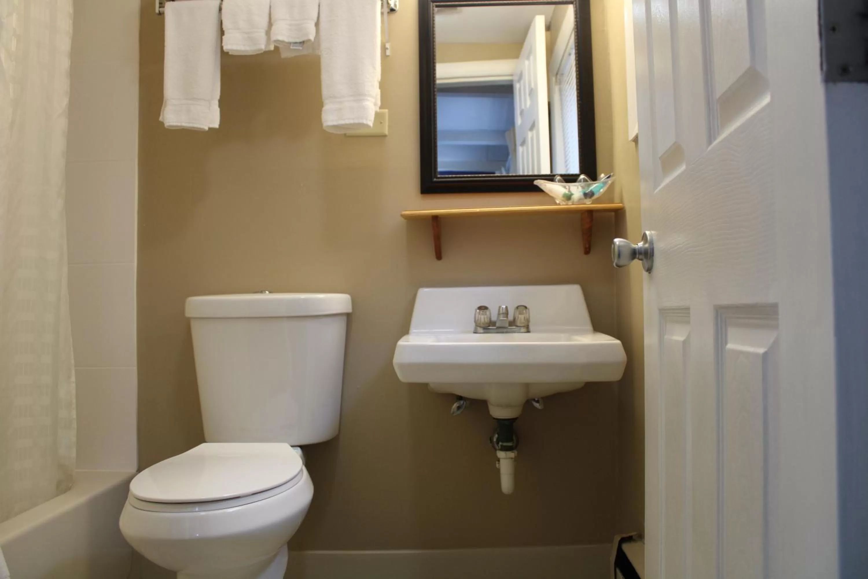 Bathroom in Claremont Motor Lodge