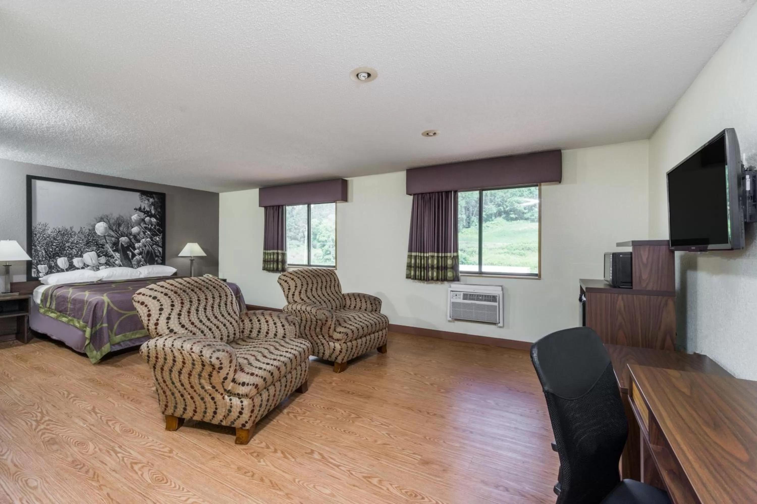 Seating area in Super 8 by Wyndham Zanesville