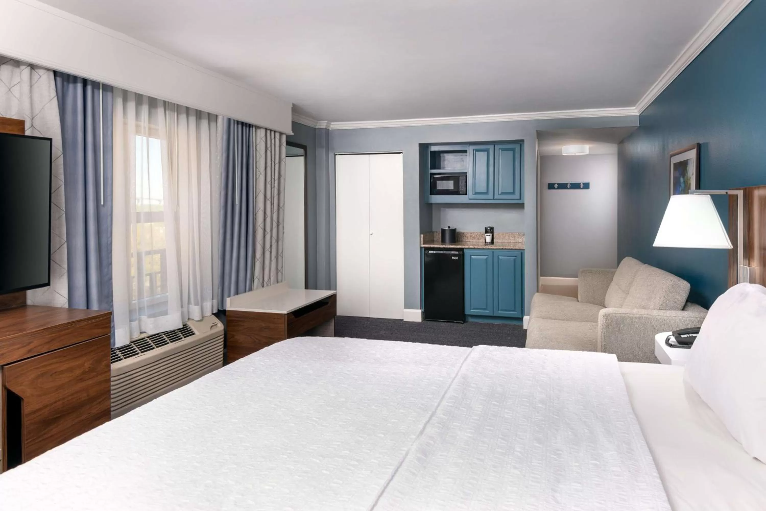 Living room, Bed in Hampton Inn Savannah Historic District