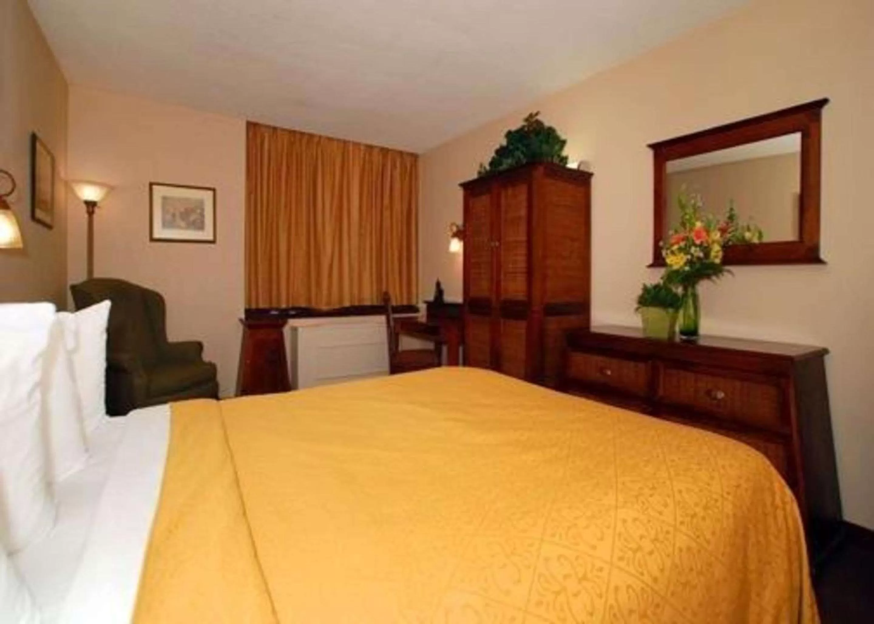 Photo of the whole room, Bed in St Lawrence hotel