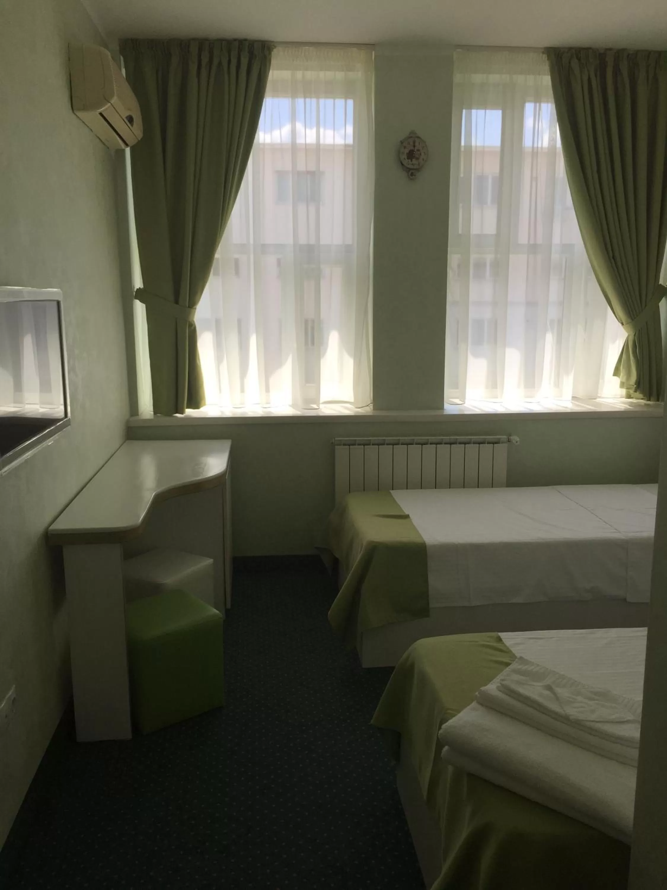 Photo of the whole room, Bed in Hamlet Hotel