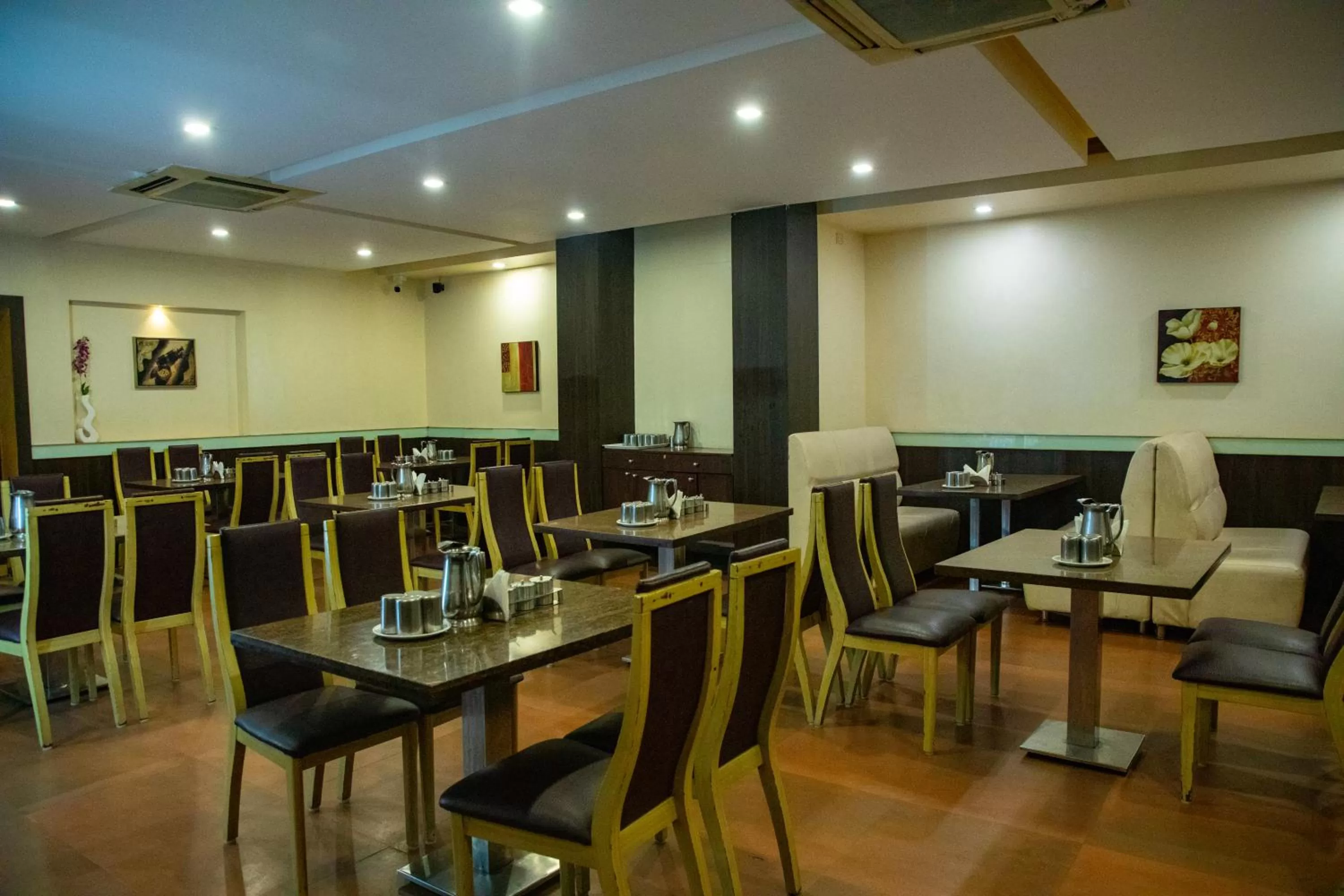 Restaurant/places to eat in Arunaachalaa Resiidency
