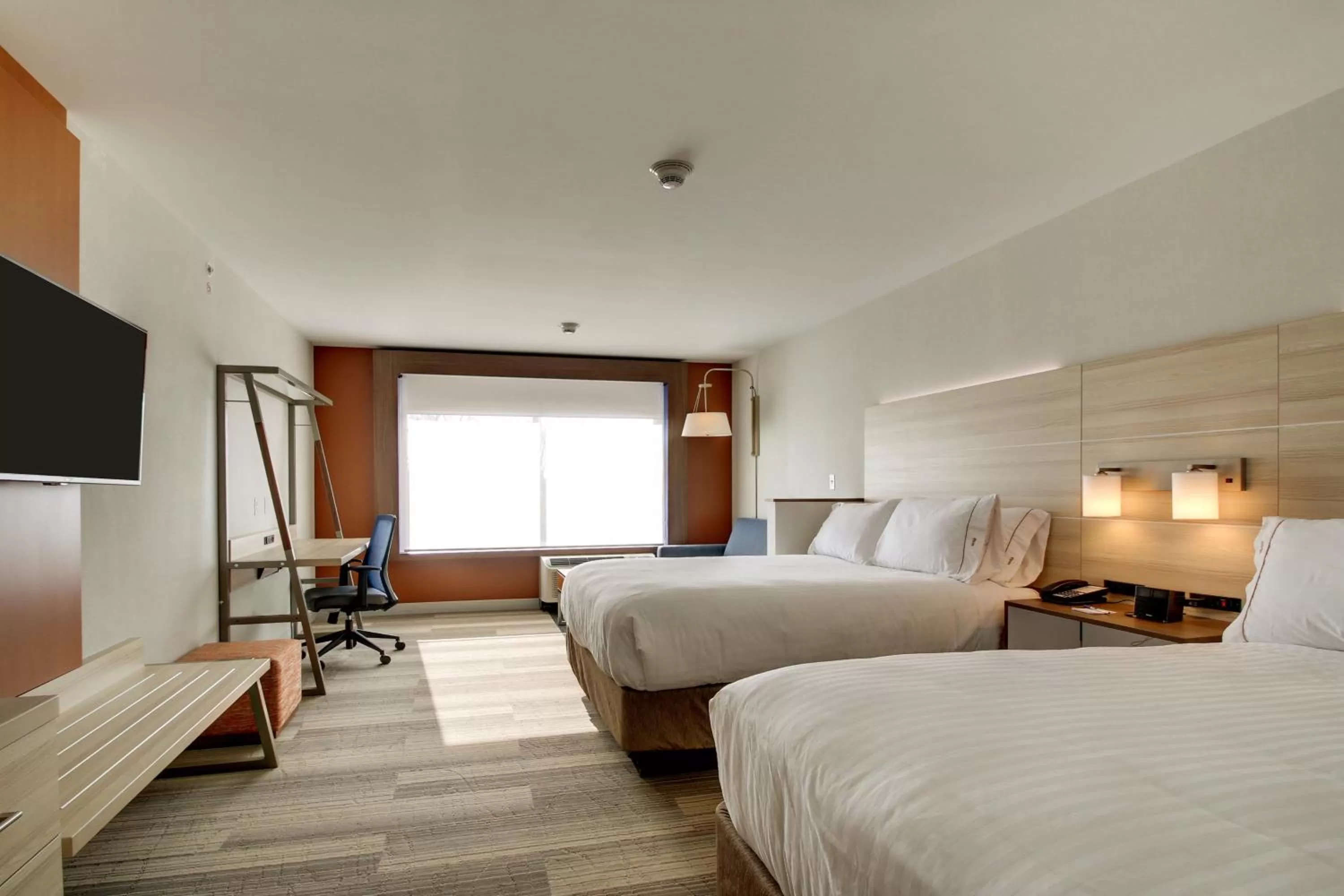 Photo of the whole room, Bed in Holiday Inn Express & Suites Galesburg by IHG