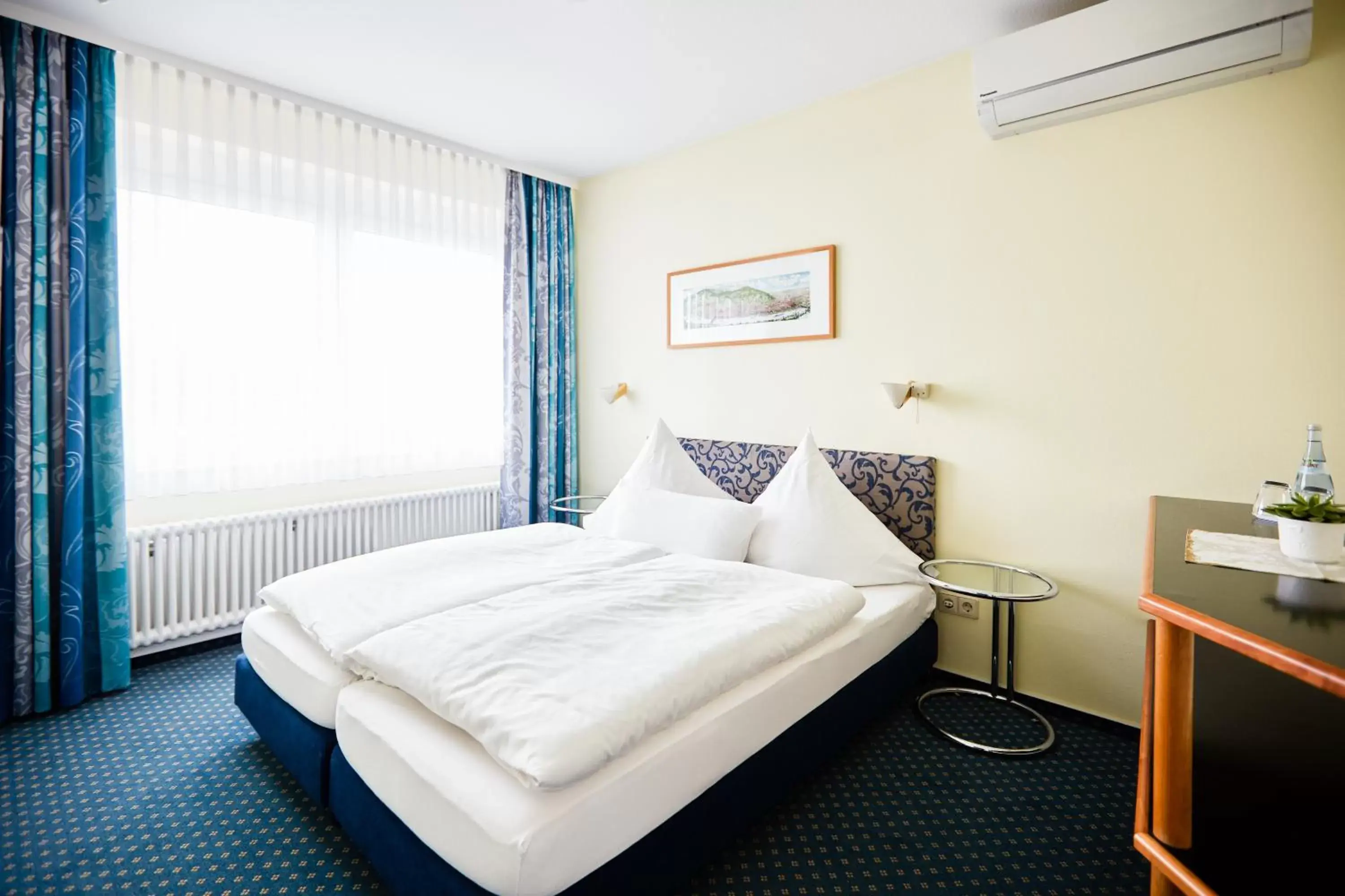 Quadruple Room with Bath in Hotel ISG Heidelberg Quadruple Room with Bath in Hotel ISG Heidelberg