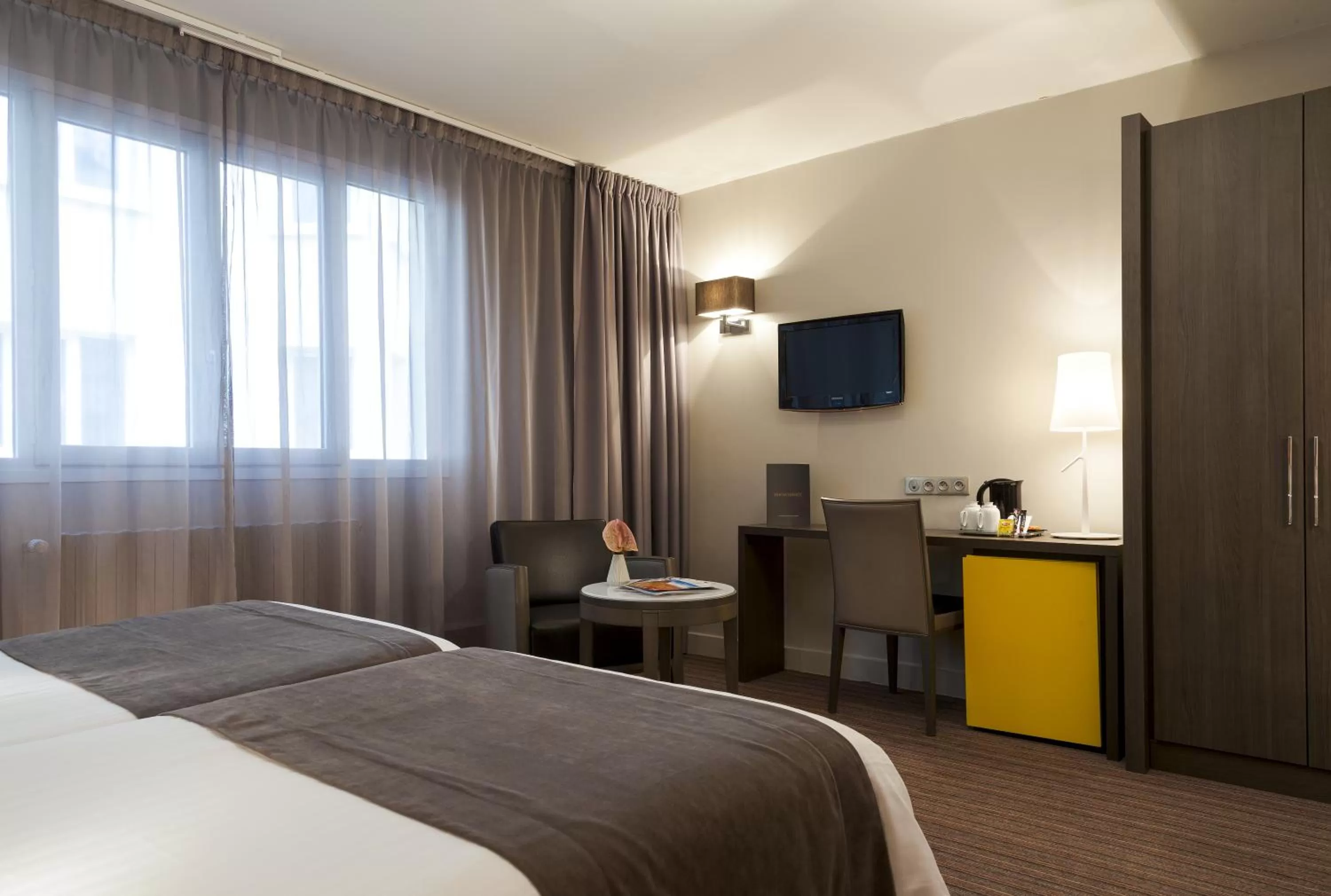 Bed in Timhotel Opéra Blanche Fontaine