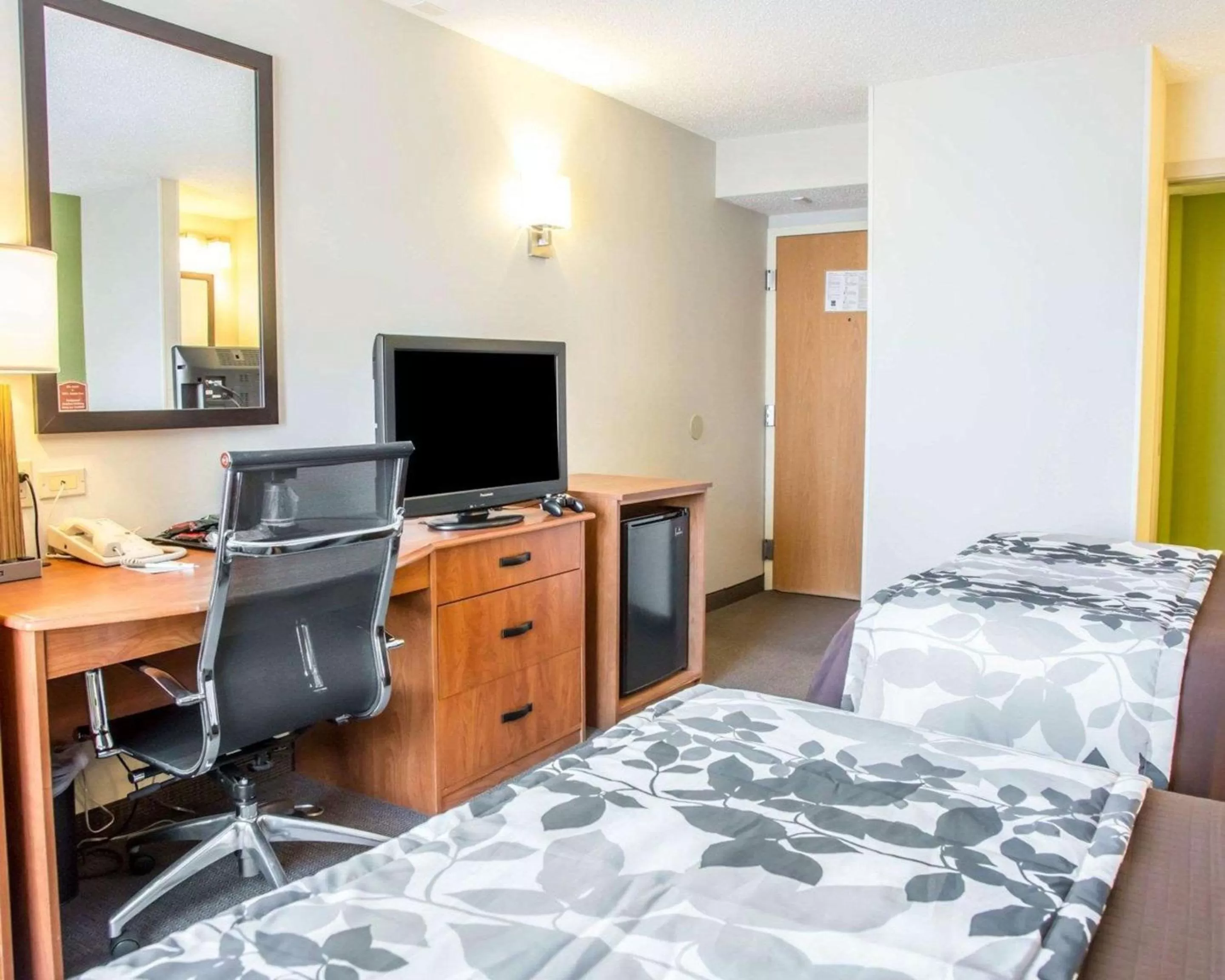 TV and multimedia, Bed in Sleep Inn Midway Airport