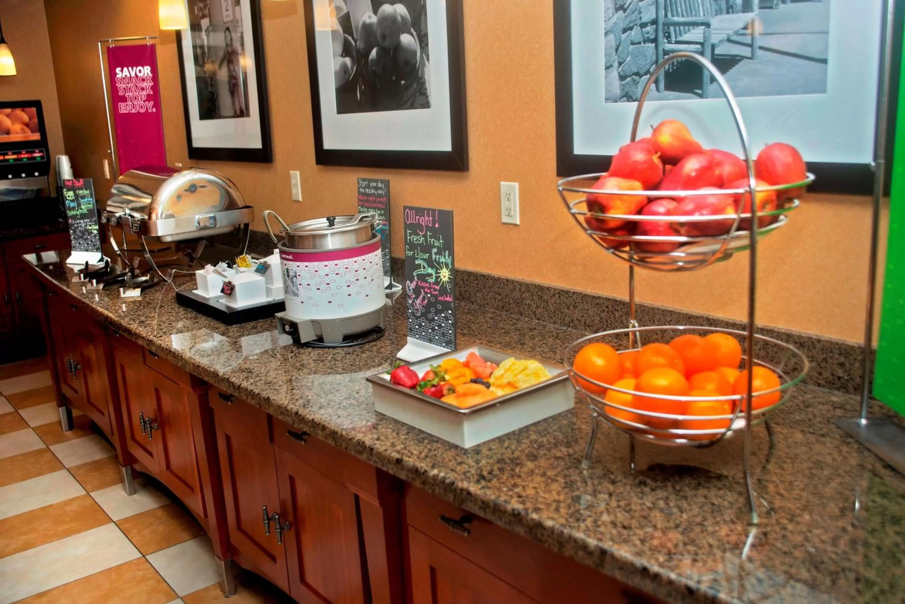 Dining area in Hampton Inn Evanston
