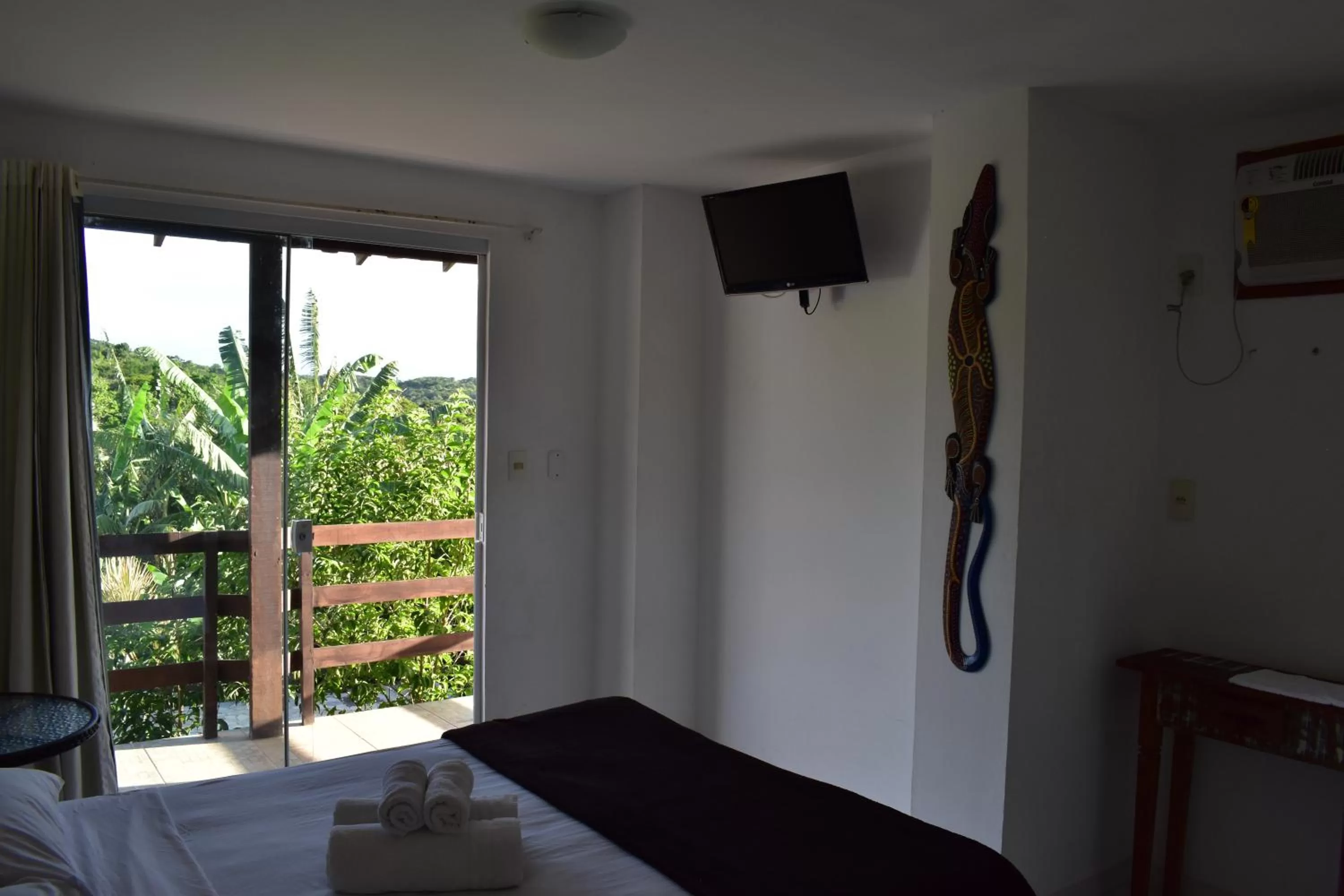 Garden view, TV/Entertainment Center in pousada CASA 29 BÚZIOS