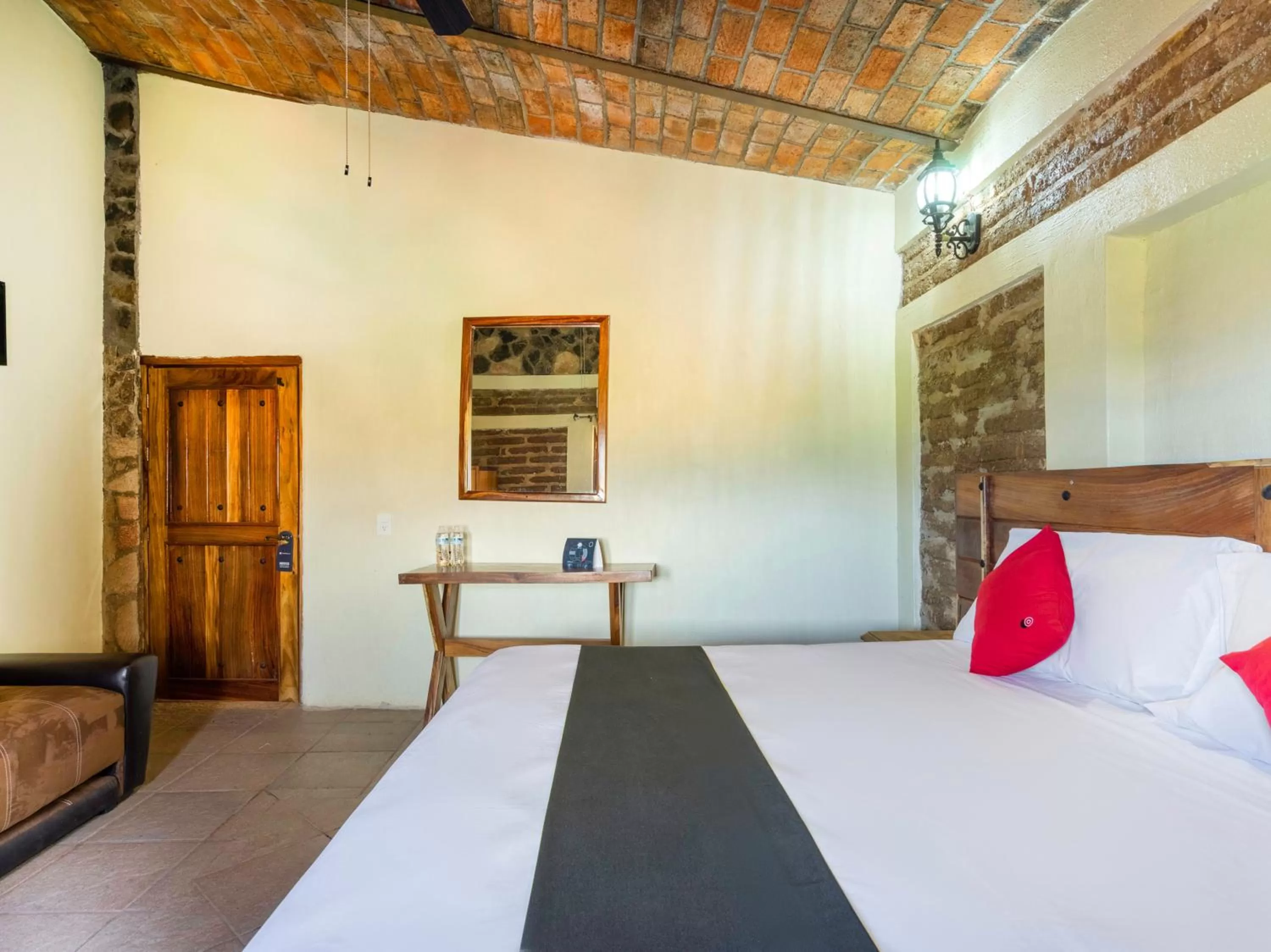 Facade/entrance, Bed in Collection O Hotel Monte Agave